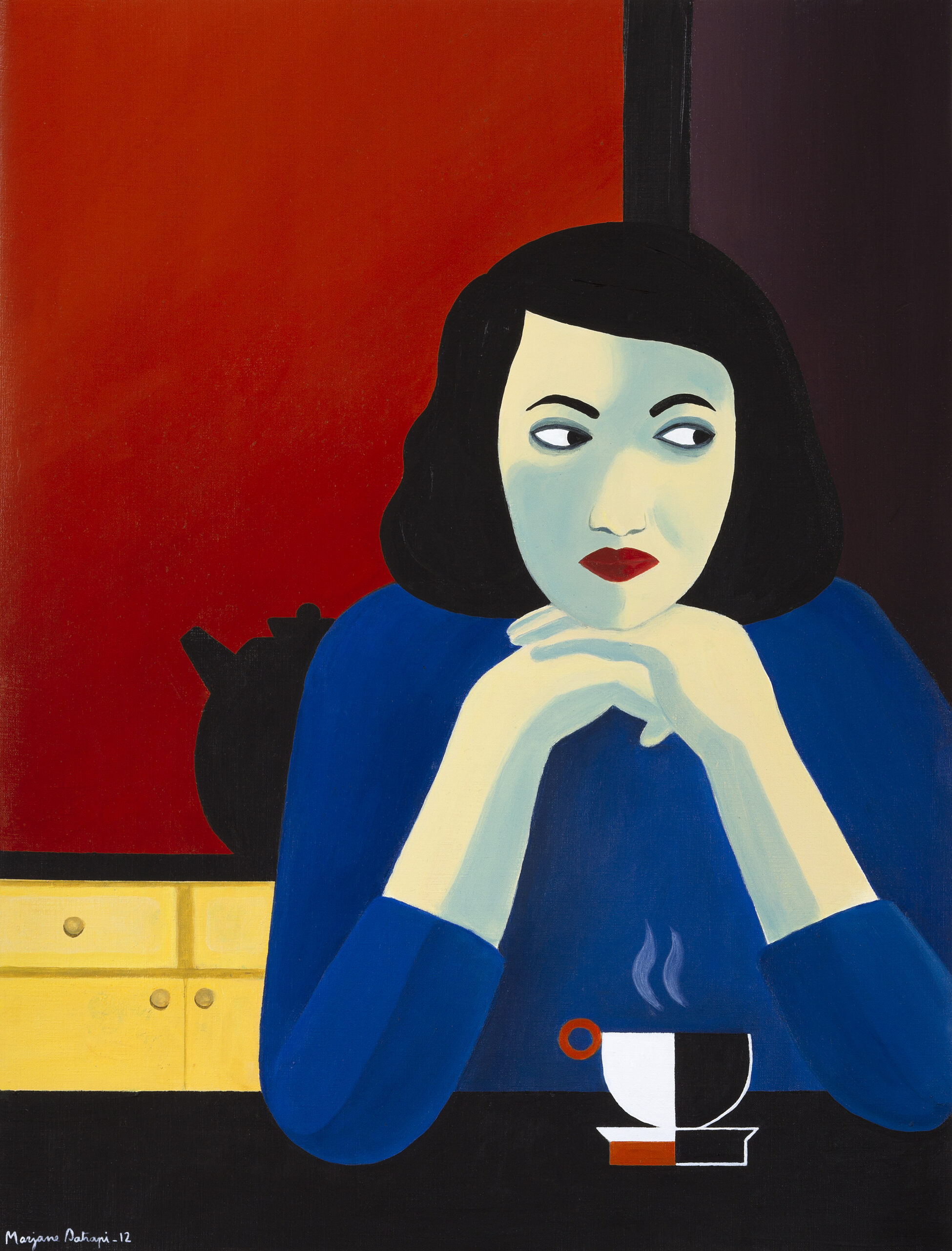 Peinture de Marjane Satrapi représentant une femme aux cheveux noirs, vêtue de bleu, assise devant une tasse fumante et regardant de côté dans un intérieur aux couleurs contrastées rouge, noir et jaune.