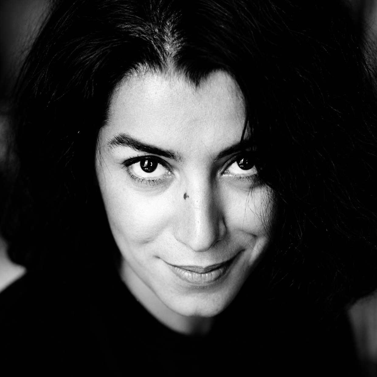Portrait en noir et blanc de Marjane Satrapi.
