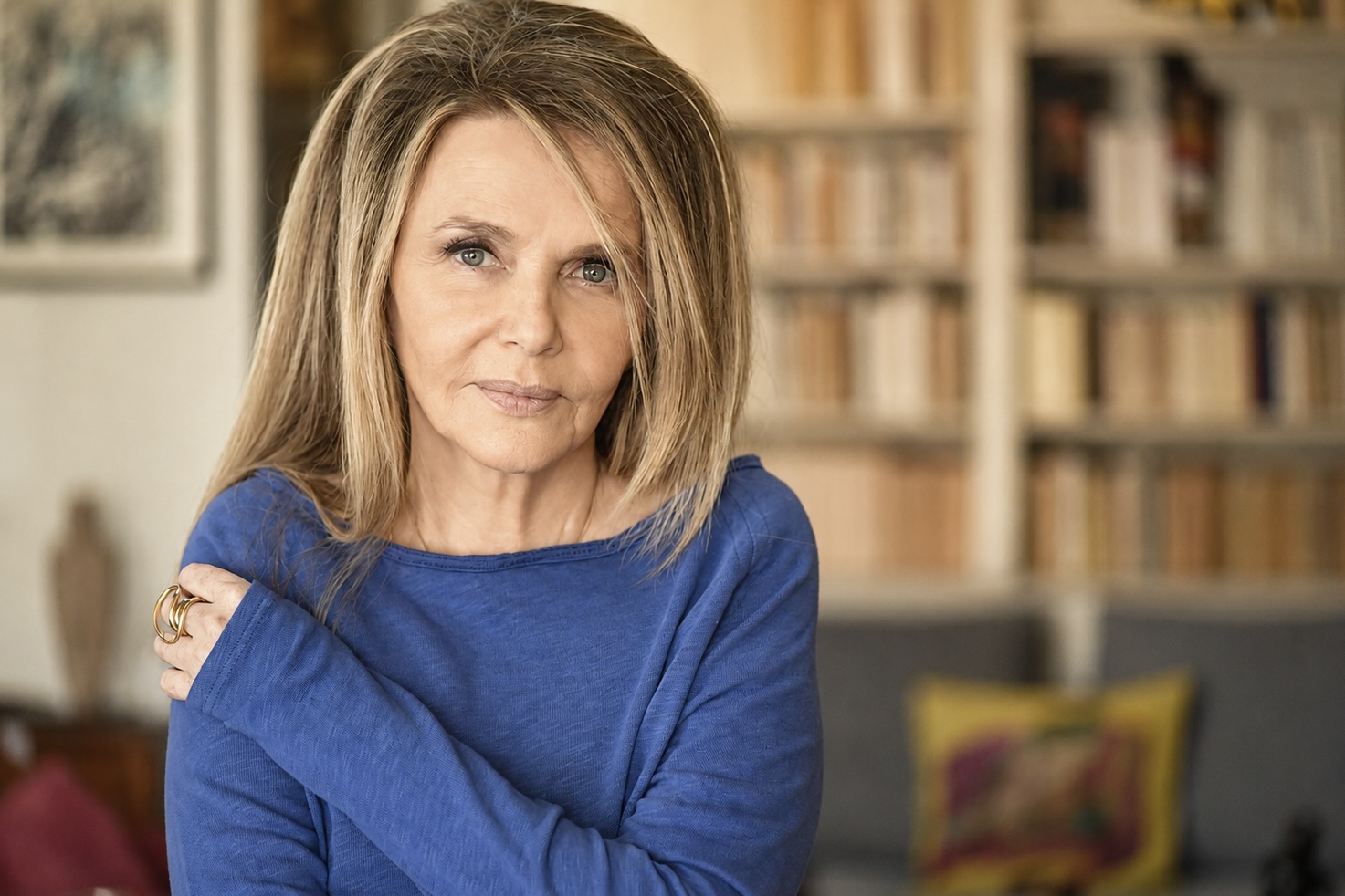 L’écrivaine et productrice Nathalie Rheims dans son salon-bibliothèque.