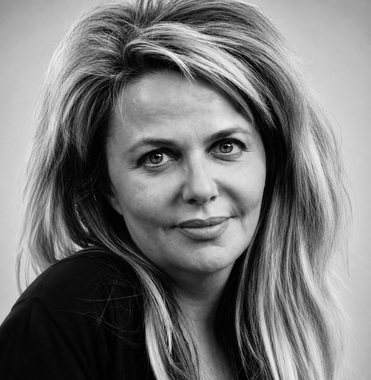 Portrait en noir et blanc de l’écrivaine et productrice Nathalie Rheims.