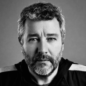 Portrait en noir et blanc du designer et architecte français Philippe Starck.