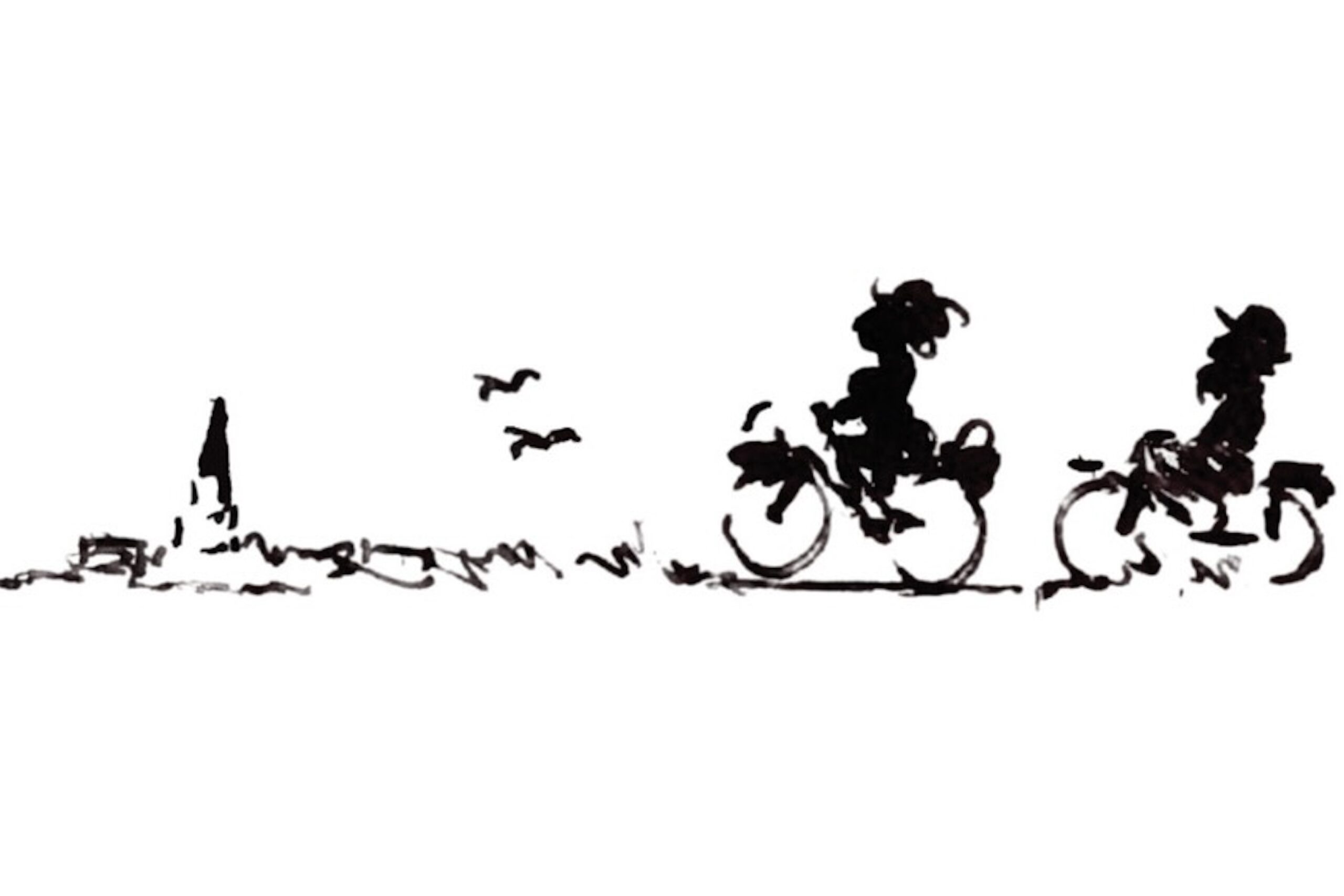 Deux cyclistes sur un chemin de l’Île de Ré, avec le clocher du village visible au loin.