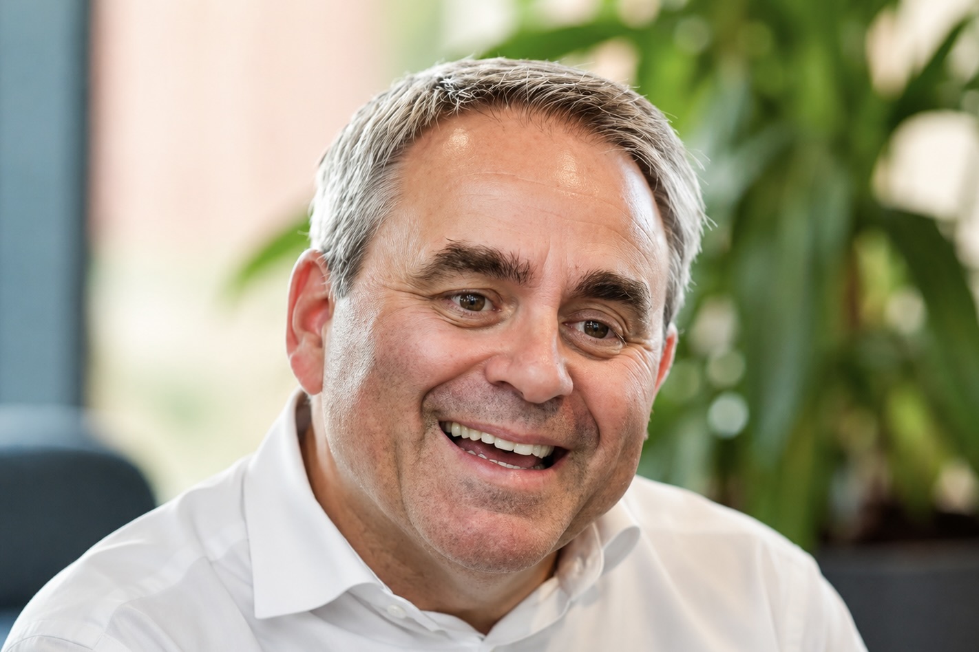 Portrait de Xavier Bertrand en train de sourire.
