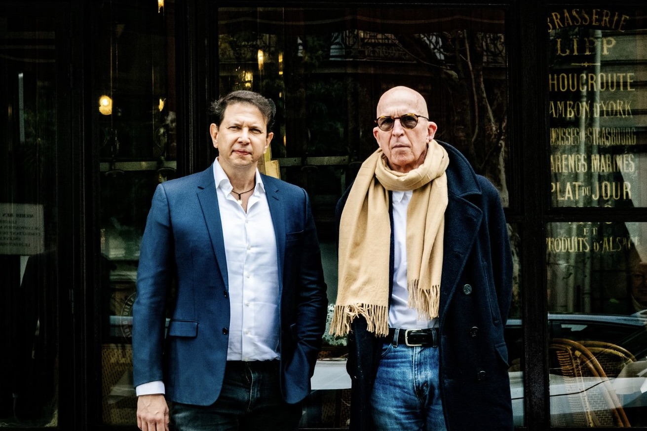 Ronen Bergman et Stephen Smith, auteurs de « L’Affaire Ben Barka » devant la brasserie Lipp.