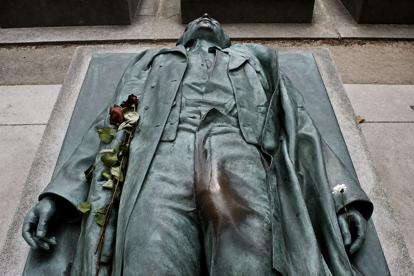 La tombe de Victor Noir au Père-Lachaise est célèbre pour son gisant de Dalou en bronze très réaliste. La bosse formant son sexe sous le pantalon est aujourd’hui polie par des milliers de visiteurs qui la touchent.