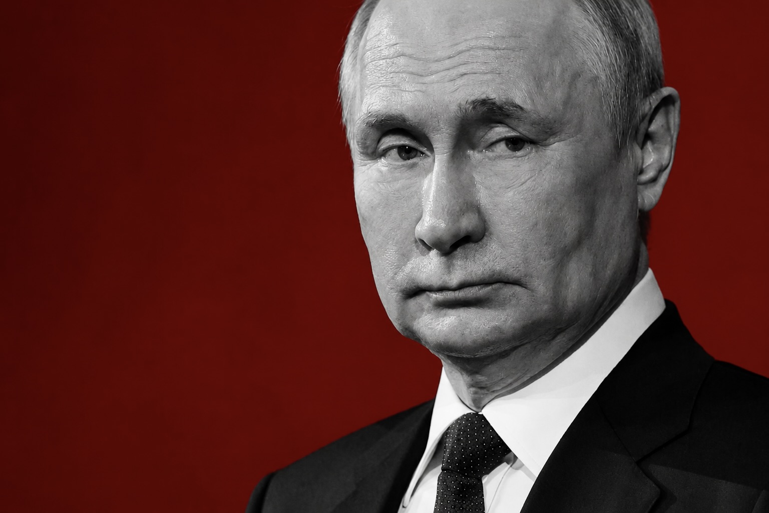 Portrait de Vladimir Poutine en noir et blanc avec un fond rouge.