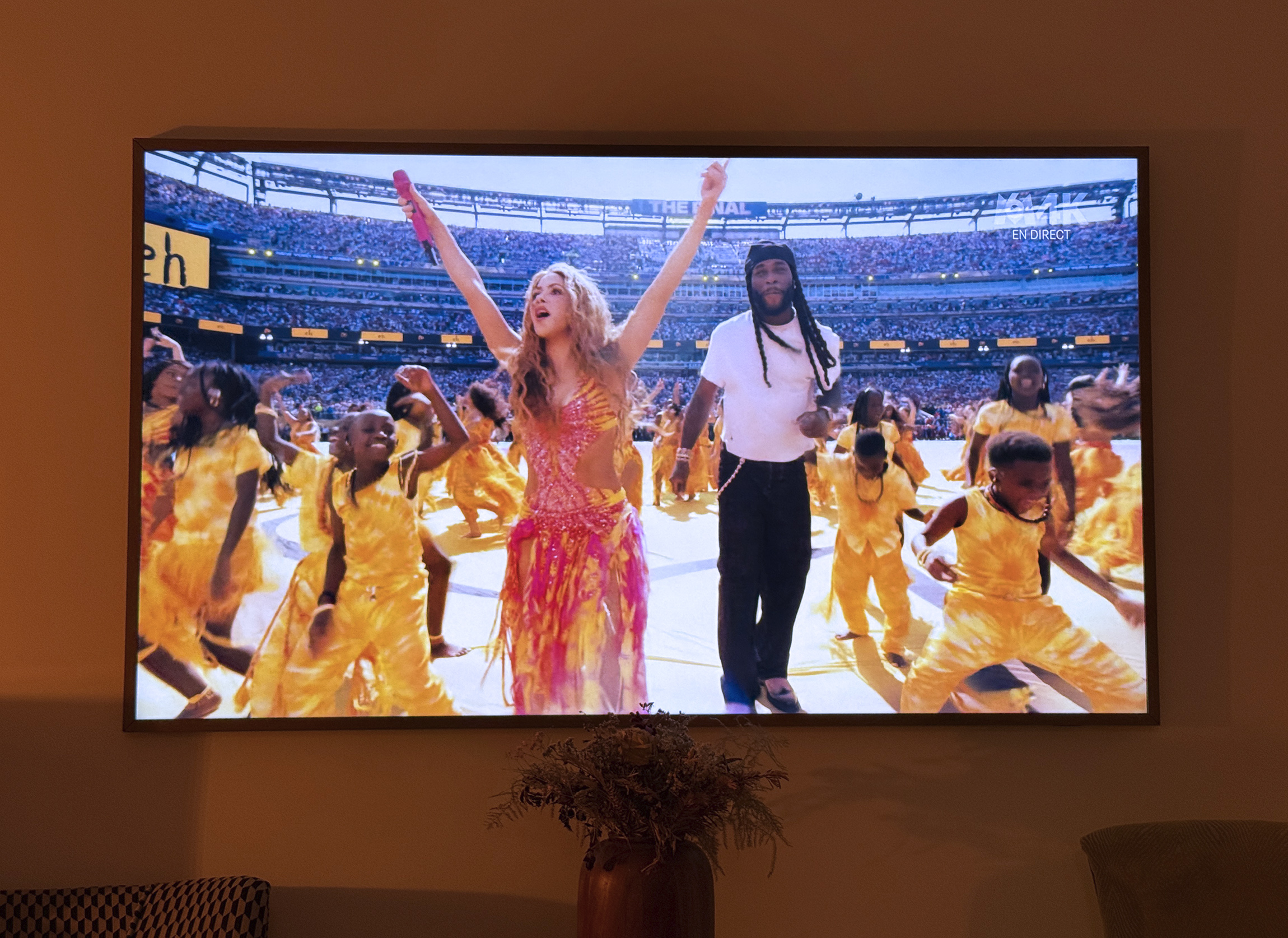 Shakira et le chanteur nigérian Burna Boy pendant la mi-temps de la finale