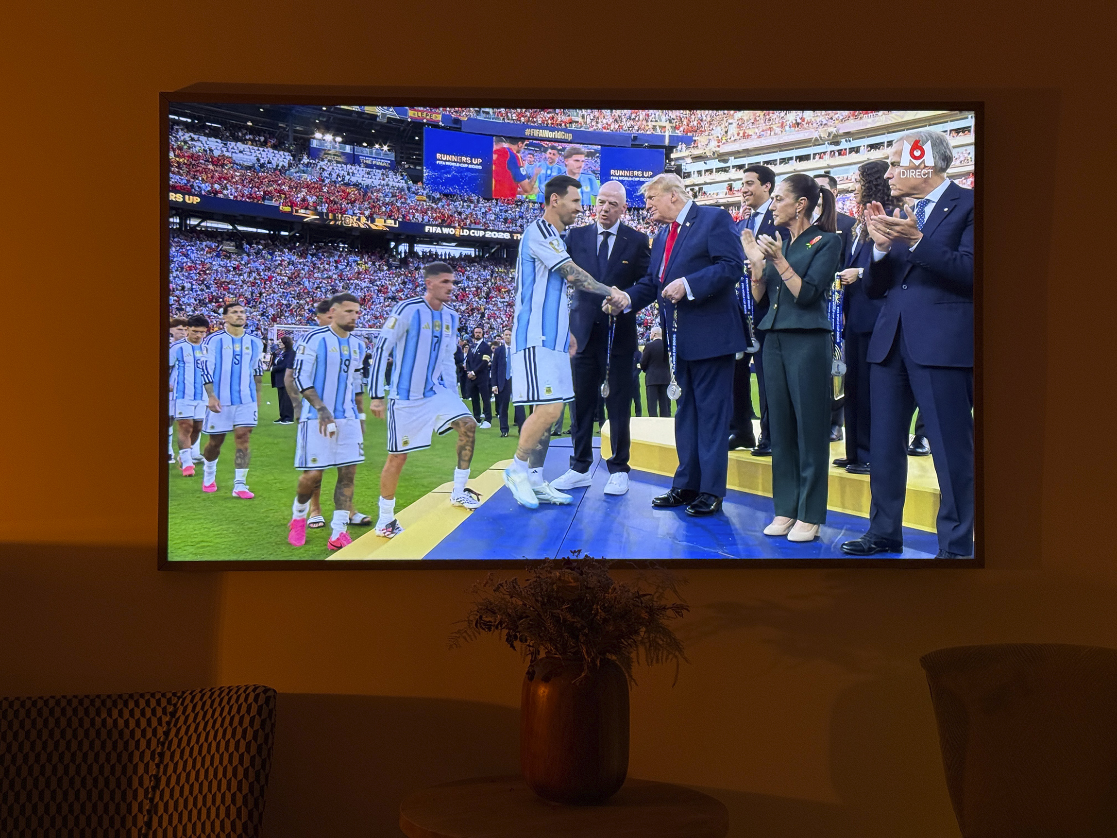 Infantino et Trump, sifflés à leur entrée sur le stade de New York, remettent la médaille du perdant à Lionel Messi.