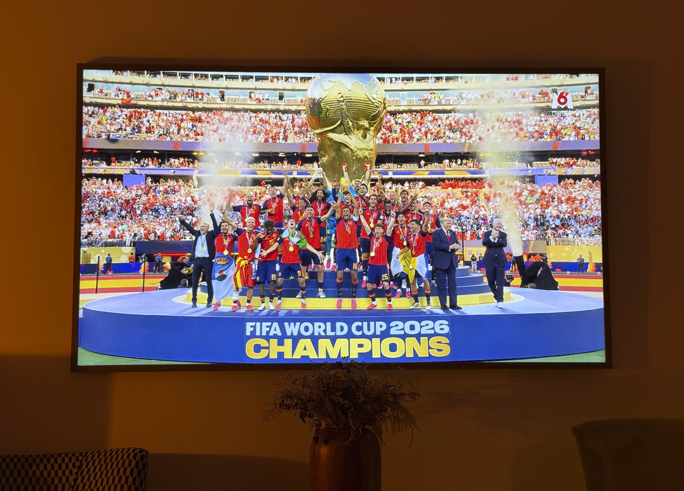 En compagnie de leur coach, Luis de la Fuente (à g.), et de Trump et Infantino, les joueurs espagnols célèbrent leur deuxième Coupe du monde.
