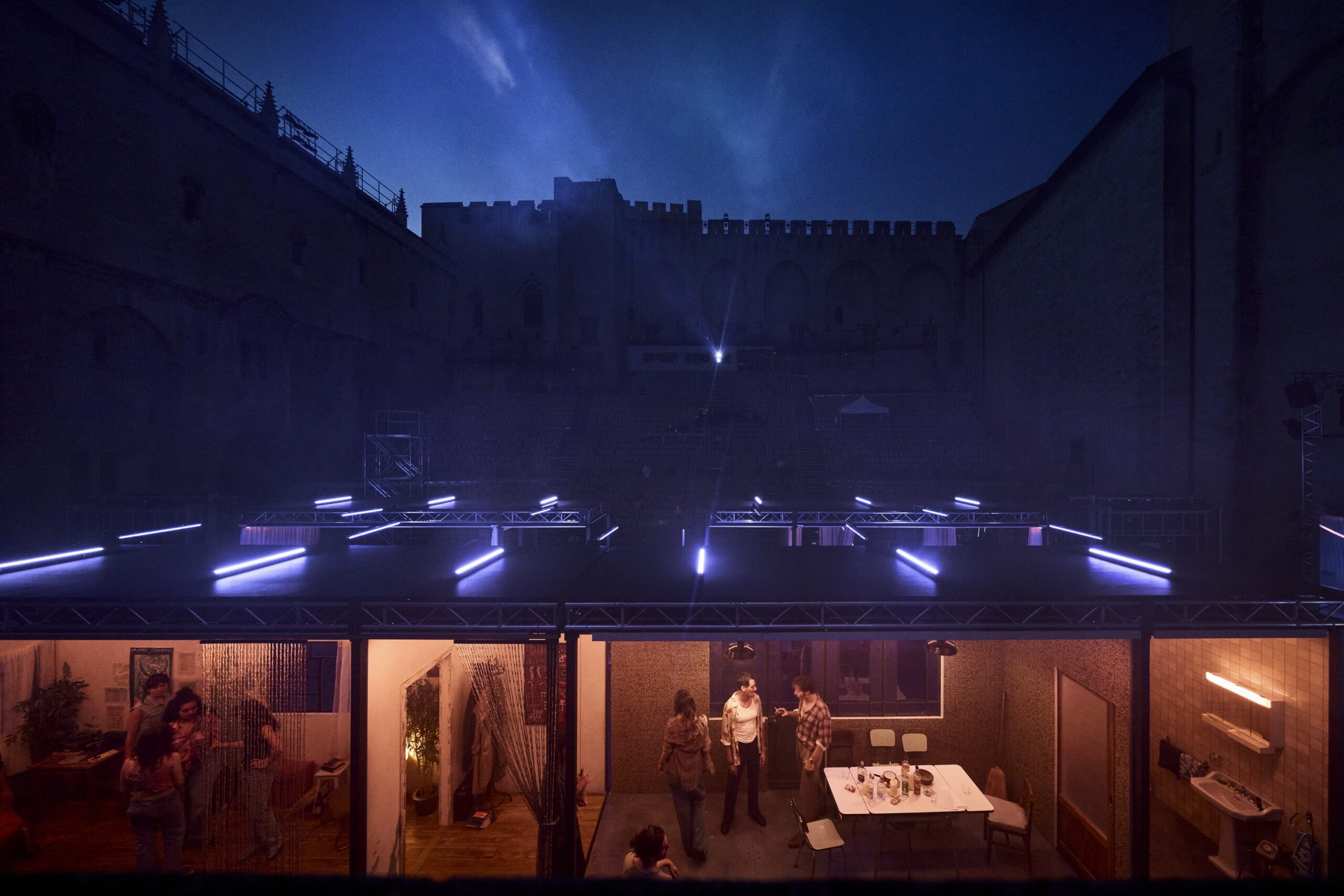 « Maldoror », d’après Roberto Bolaño et Lautréamont, adaptation et mise en scène de Julien Gosselin dans la Cour du Palais des Papes à Avignon.