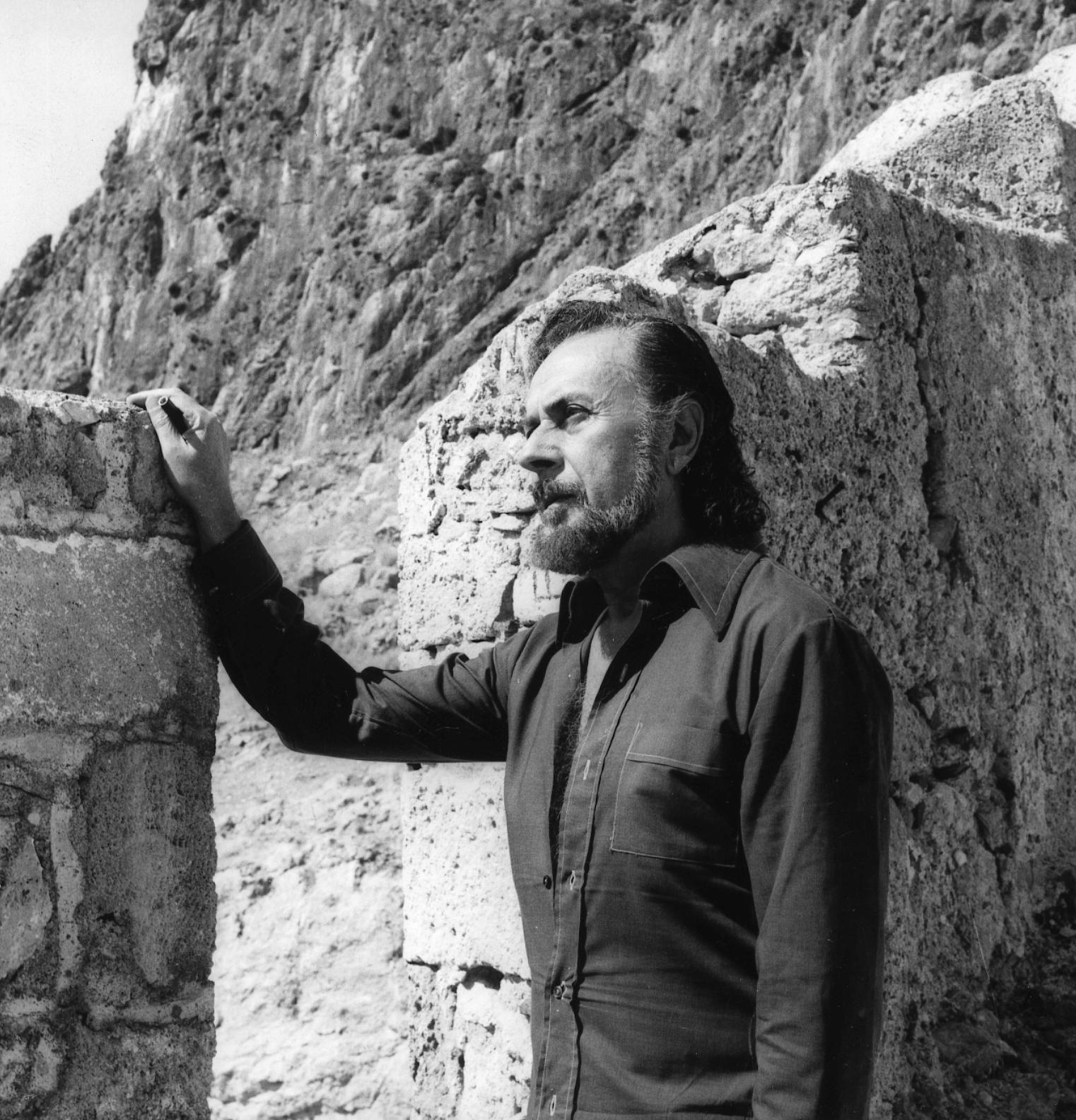 Portait en noir et blanc du poète Yannis Ritsos