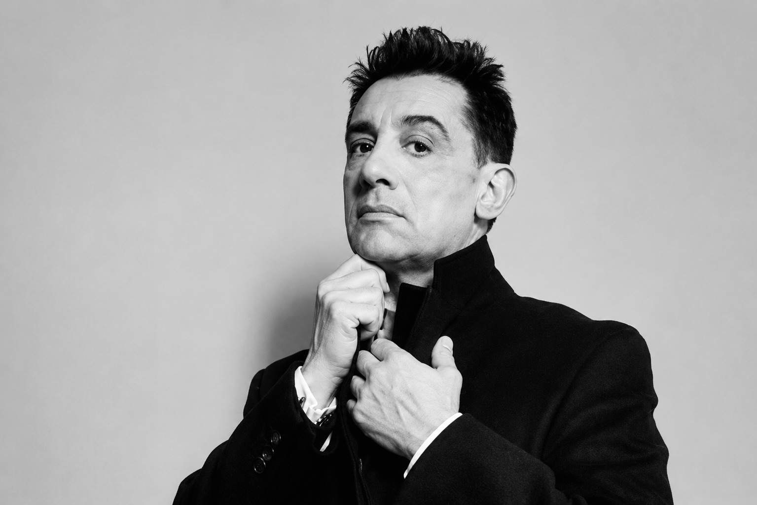 Portrait en noir et blanc de Alfredo Arias.