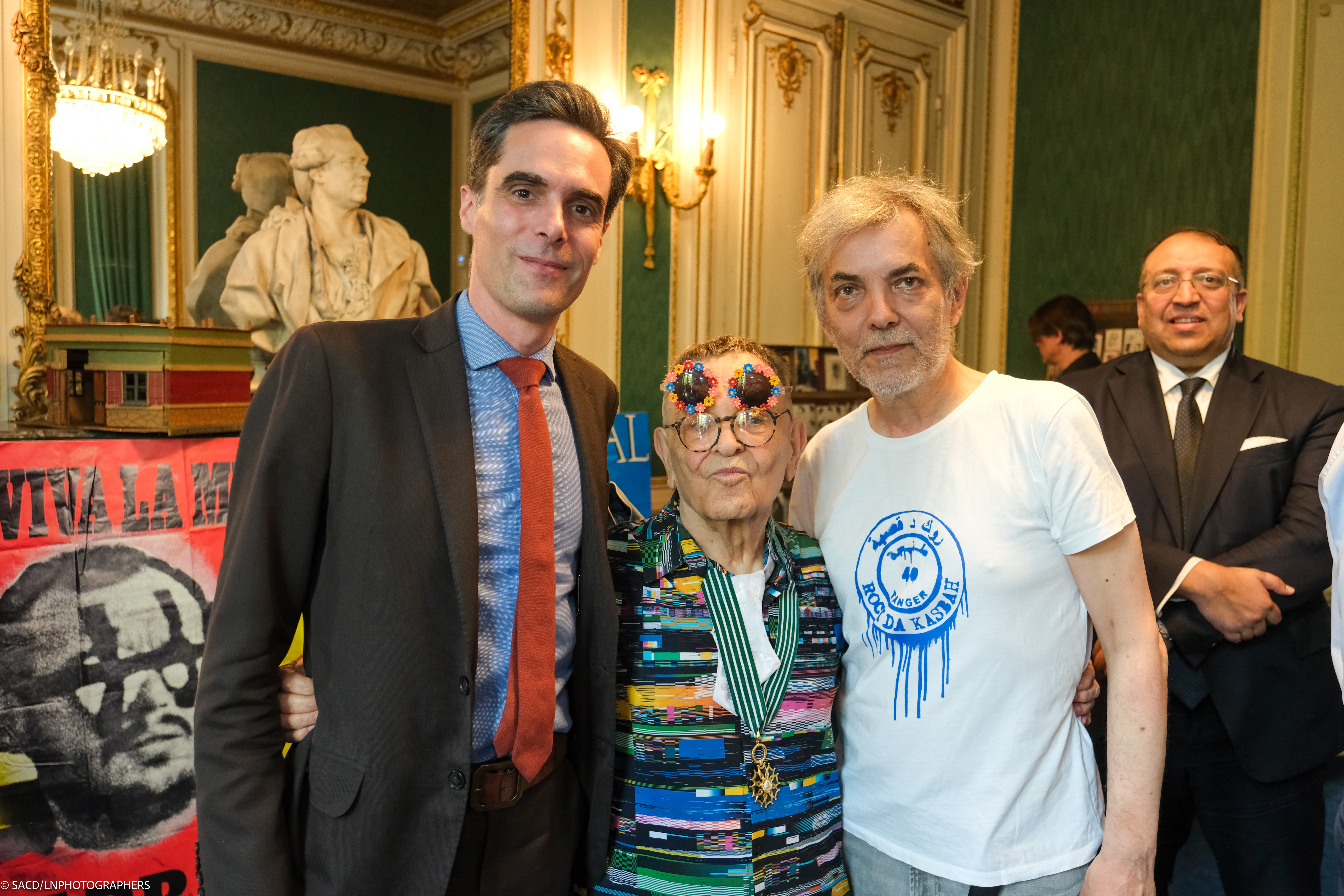 Nicolas Idier et Fernando Arrabal lors de la remise des insigne de Commandeur dans l’Ordre National des Arts et Lettres à Fernando Arrabal à la SACD.