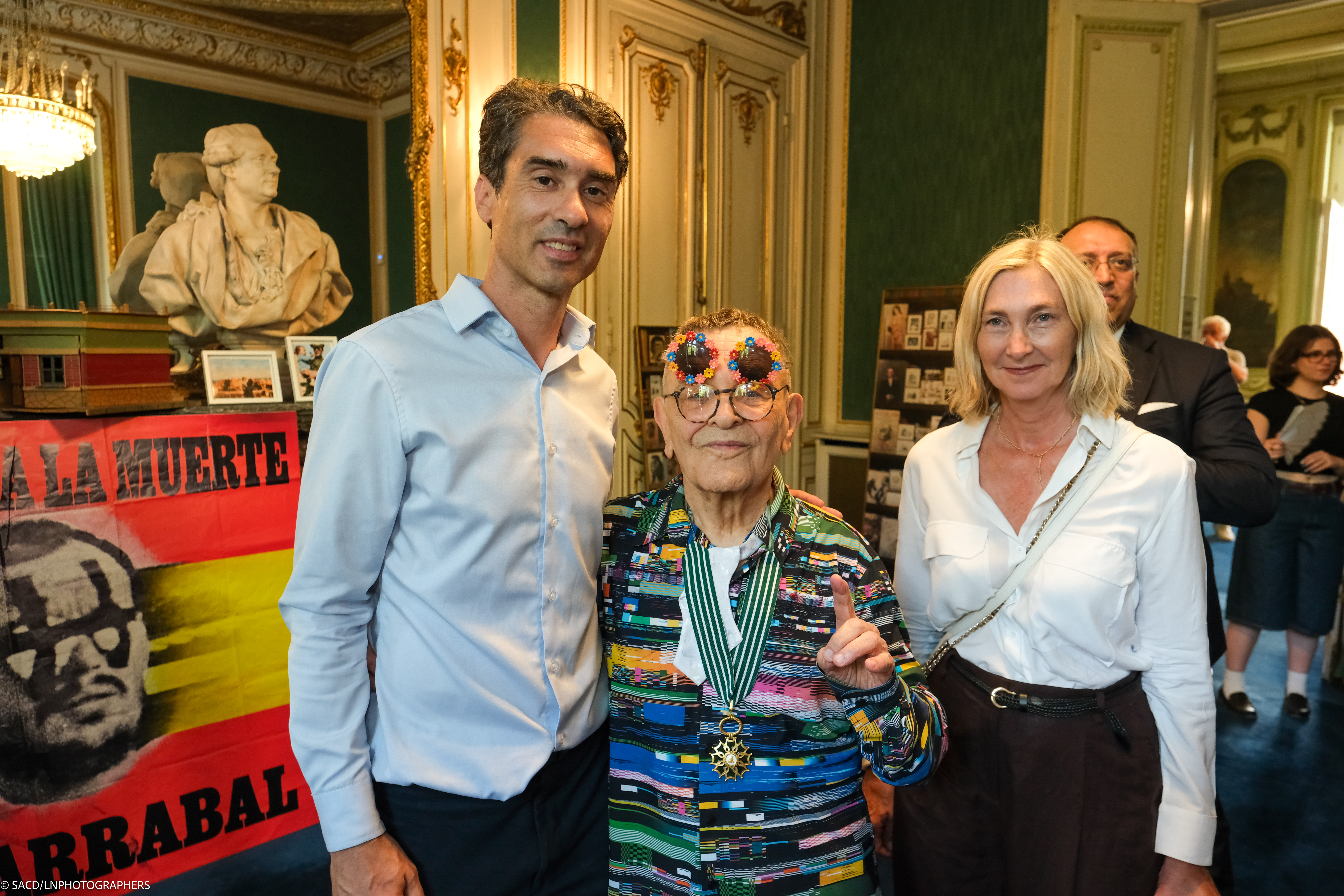 Fernando Arrabal lors de la remise des insigne de Commandeur dans l’Ordre National des Arts et Lettres à Fernando Arrabal à la SACD.