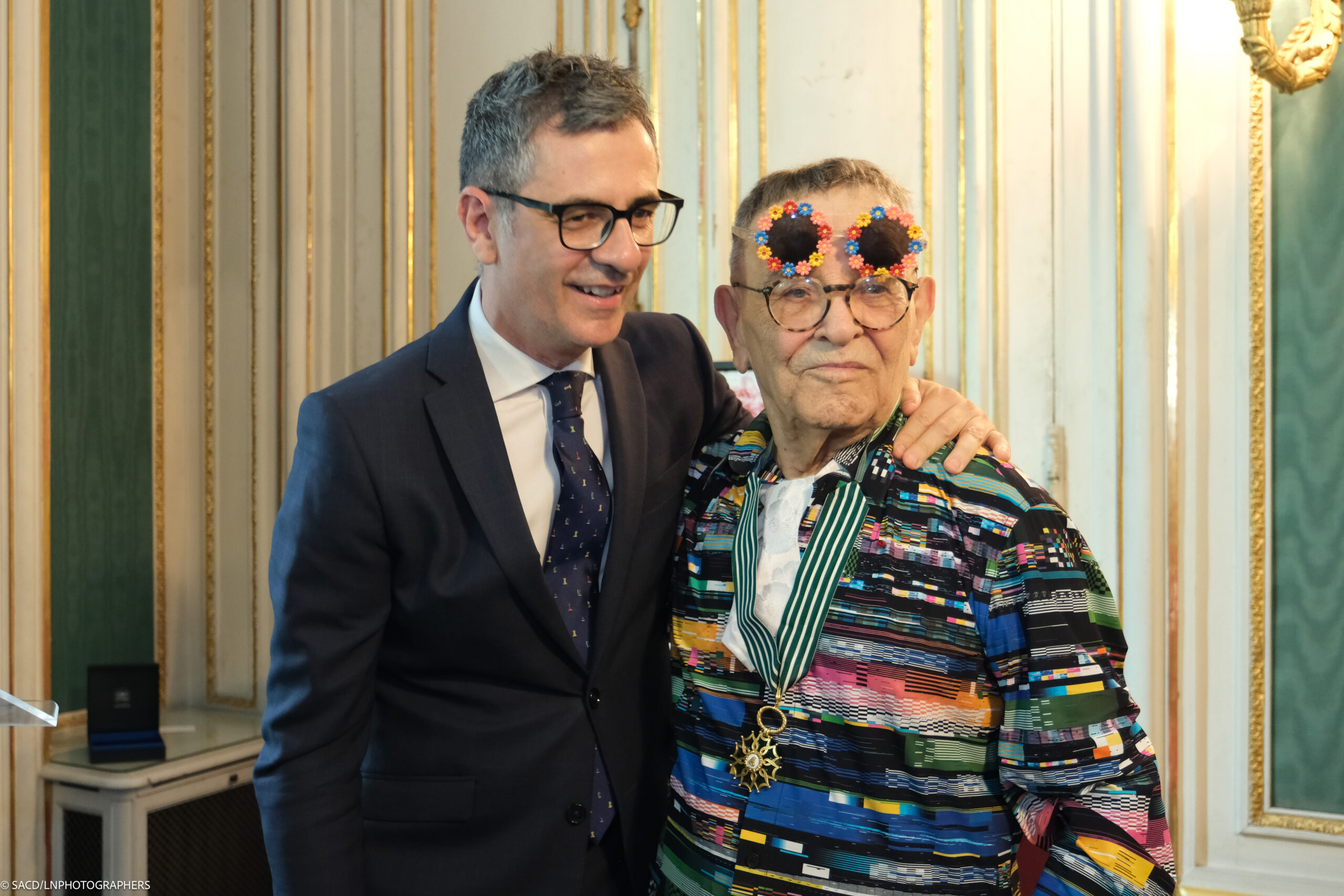 Felix Bolanos et Fernando Arrabal lors de la remise des insigne de Commandeur dans l’Ordre National des Arts et Lettres à Fernando Arrabal à la SACD.