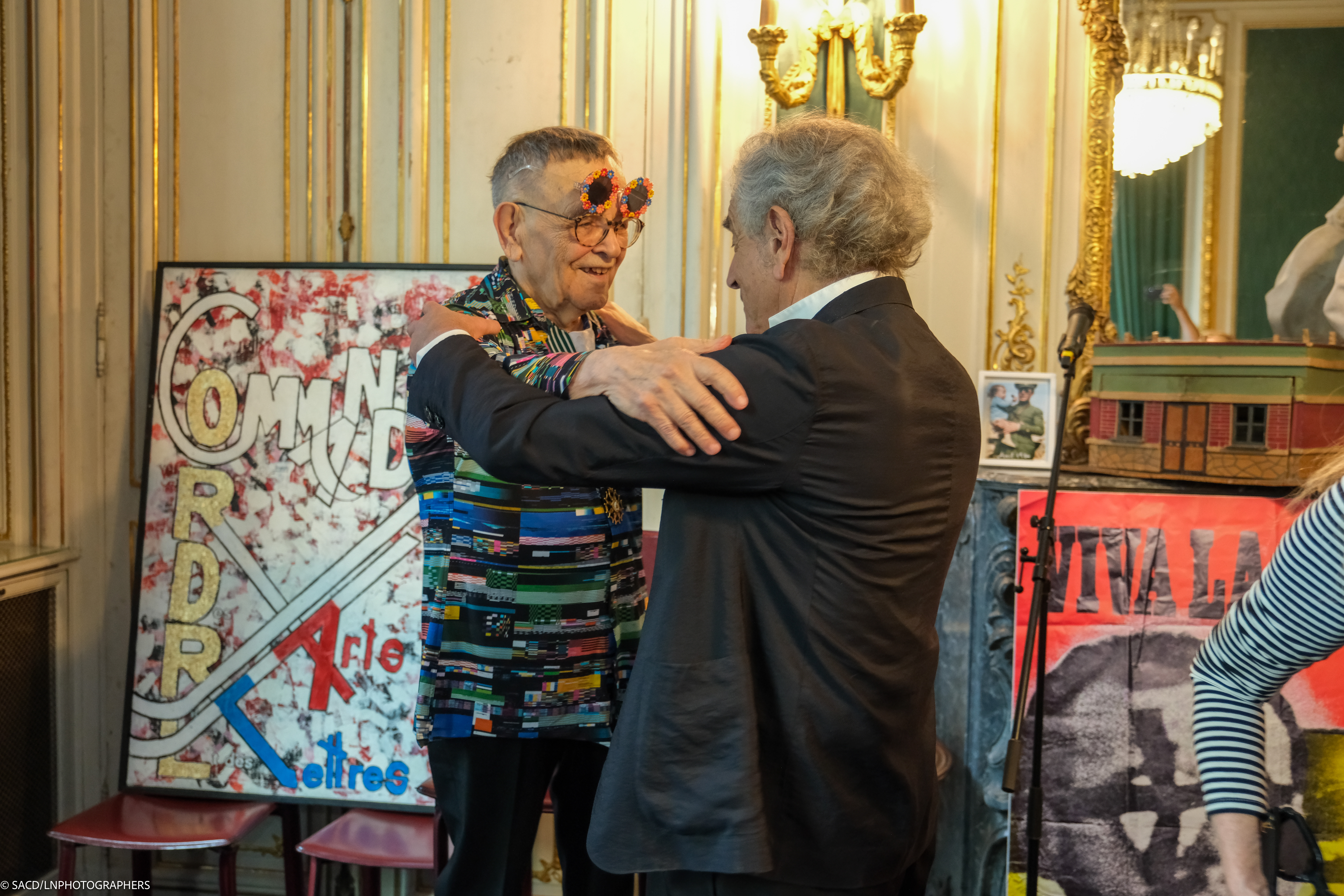 Fernando Arrabal et Bernard-Henri Lévy lors de la remise des insigne de Commandeur dans l’Ordre National des Arts et Lettres à Fernando Arrabal à la SACD.