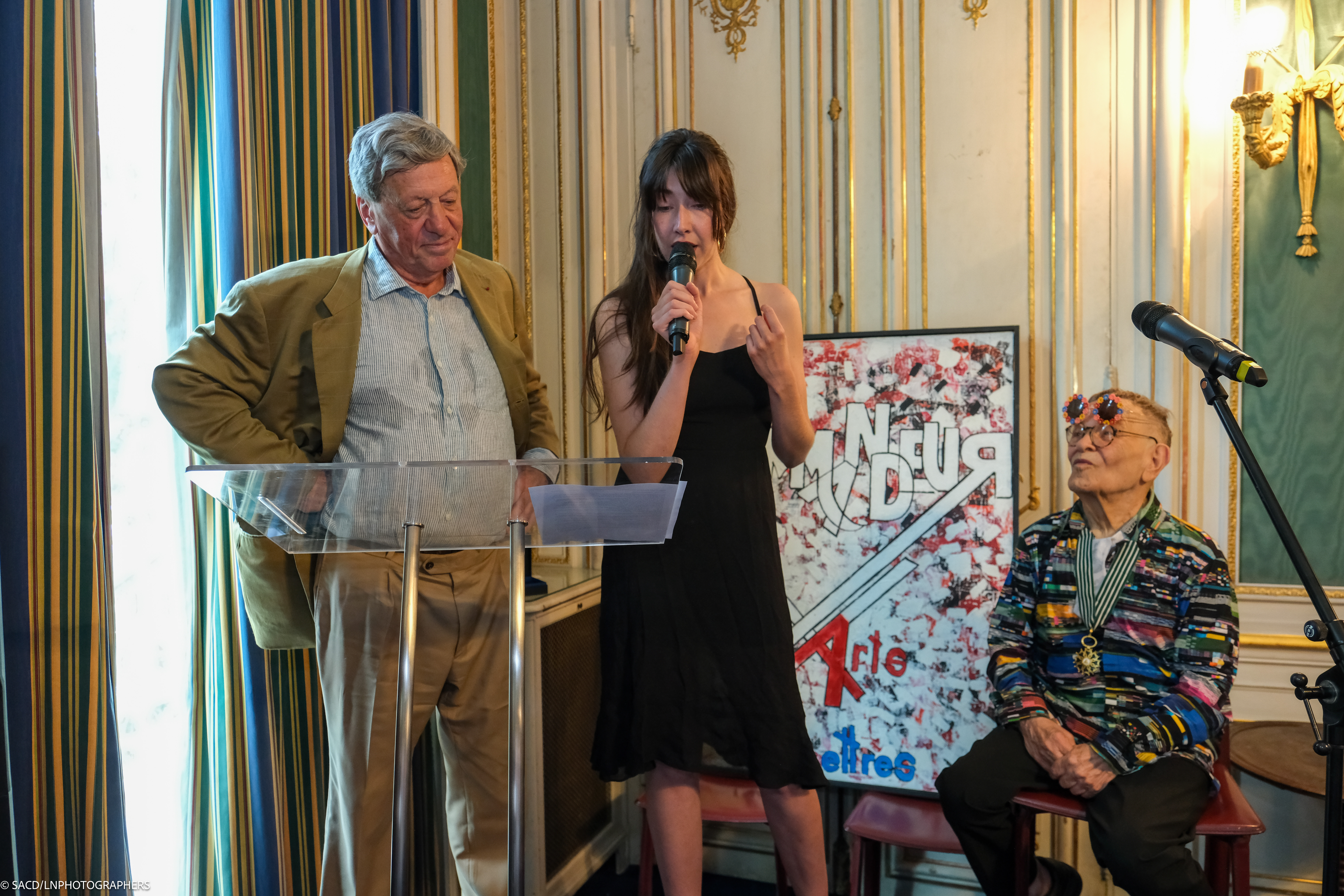 Pascal Rogard et Fernando Arrabal lors de la remise des insigne de Commandeur dans l’Ordre National des Arts et Lettres à Fernando Arrabal à la SACD.