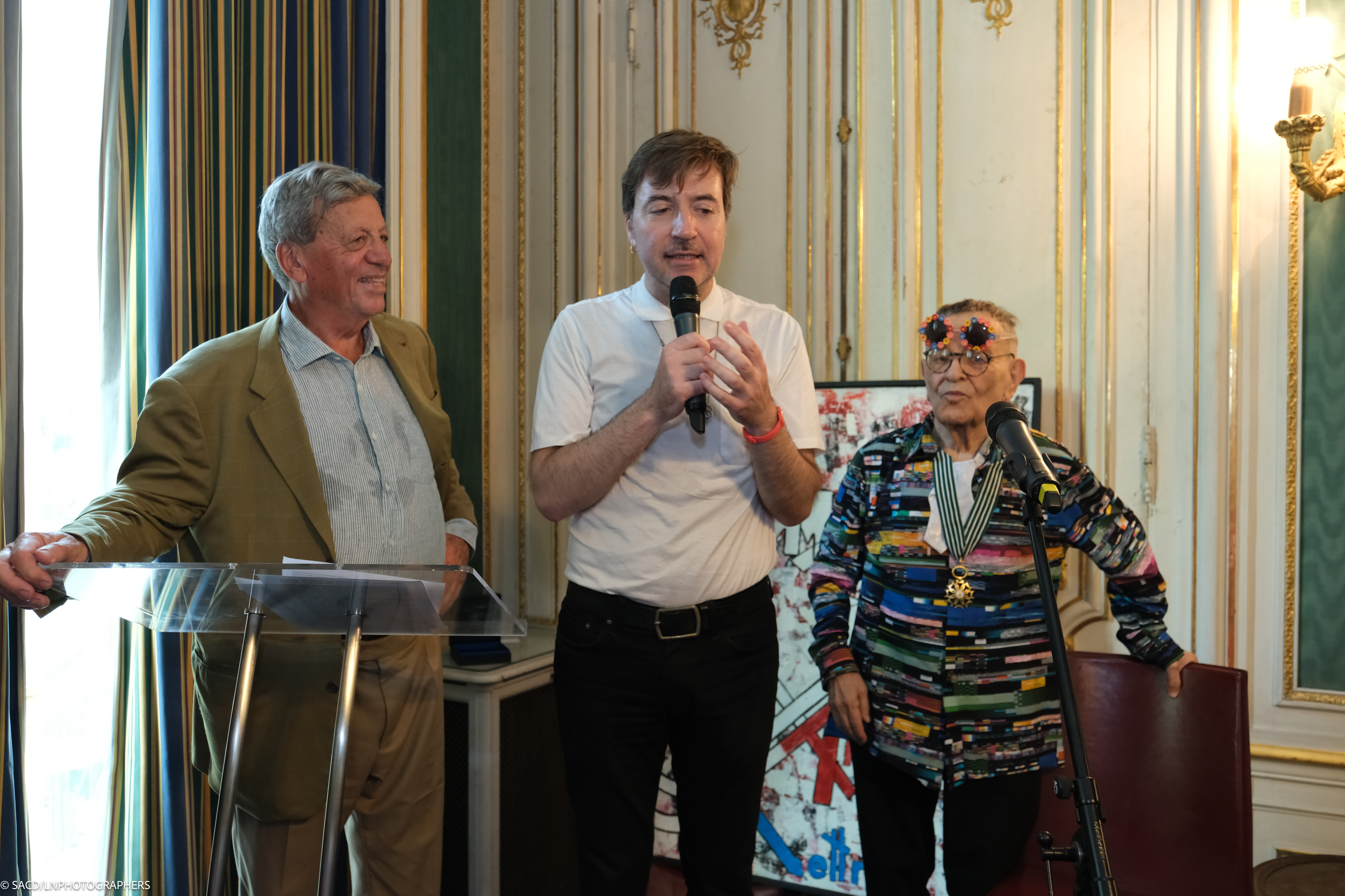 Pascal Rogard et Albert Serra et Fernando Arrabal lors de la remise des insigne de Commandeur dans l’Ordre National des Arts et Lettres à Fernando Arrabal à la SACD.