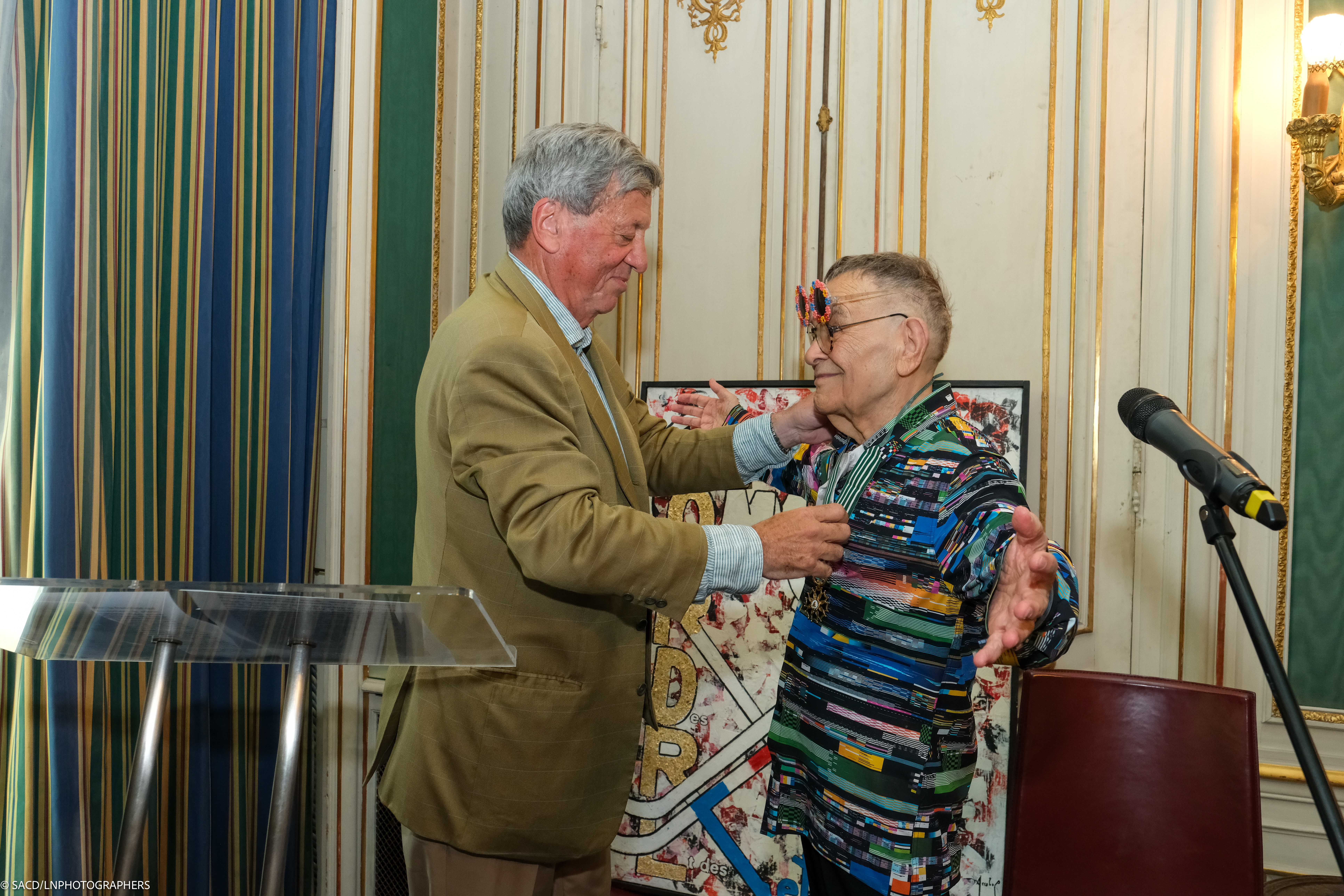 Pascal Rogard et Fernando Arrabal lors de la remise des insigne de Commandeur dans l’Ordre National des Arts et Lettres à Fernando Arrabal à la SACD.