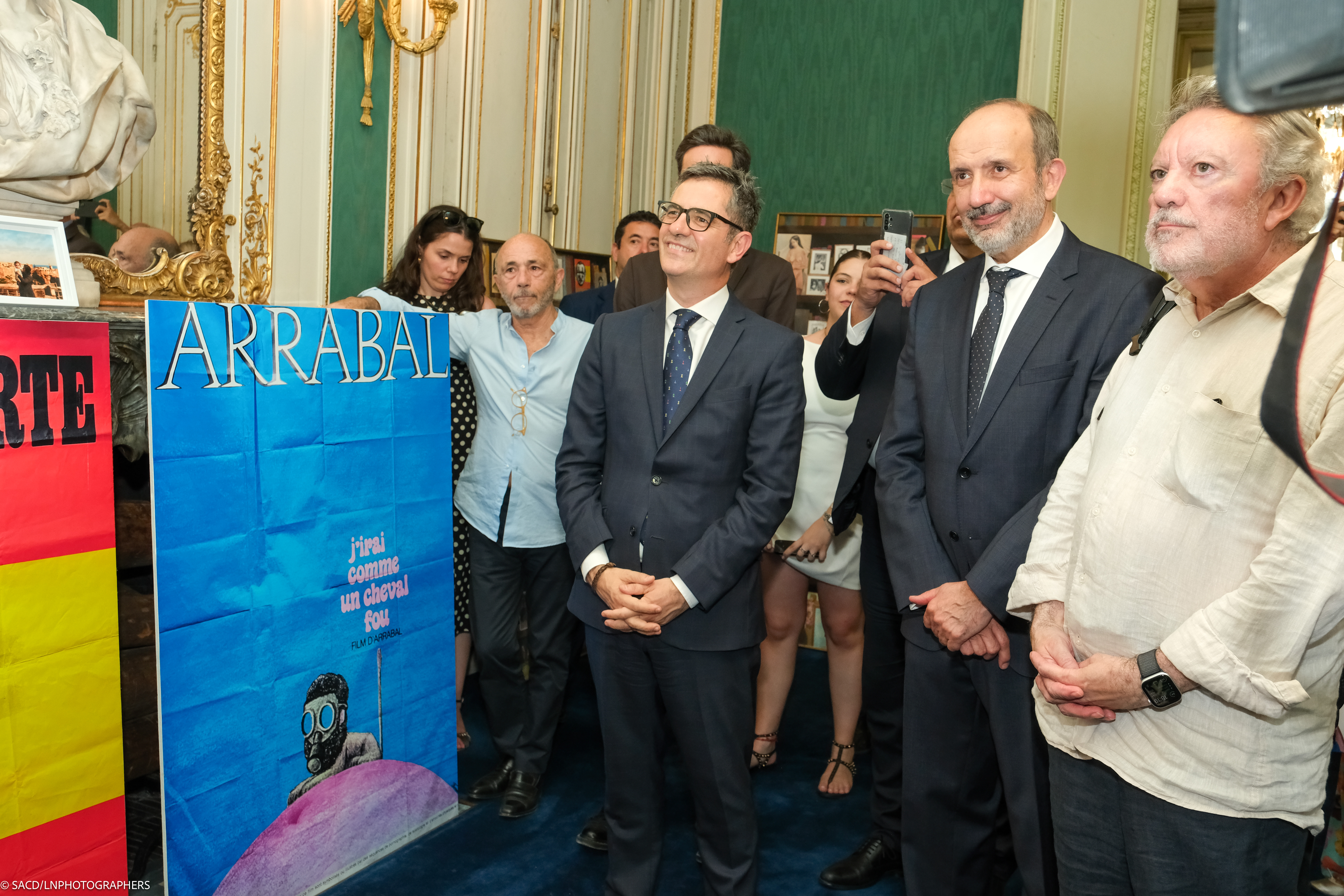 Felix Bolanos lors de la remise des insigne de Commandeur dans l’Ordre National des Arts et Lettres à Fernando Arrabal à la SACD.