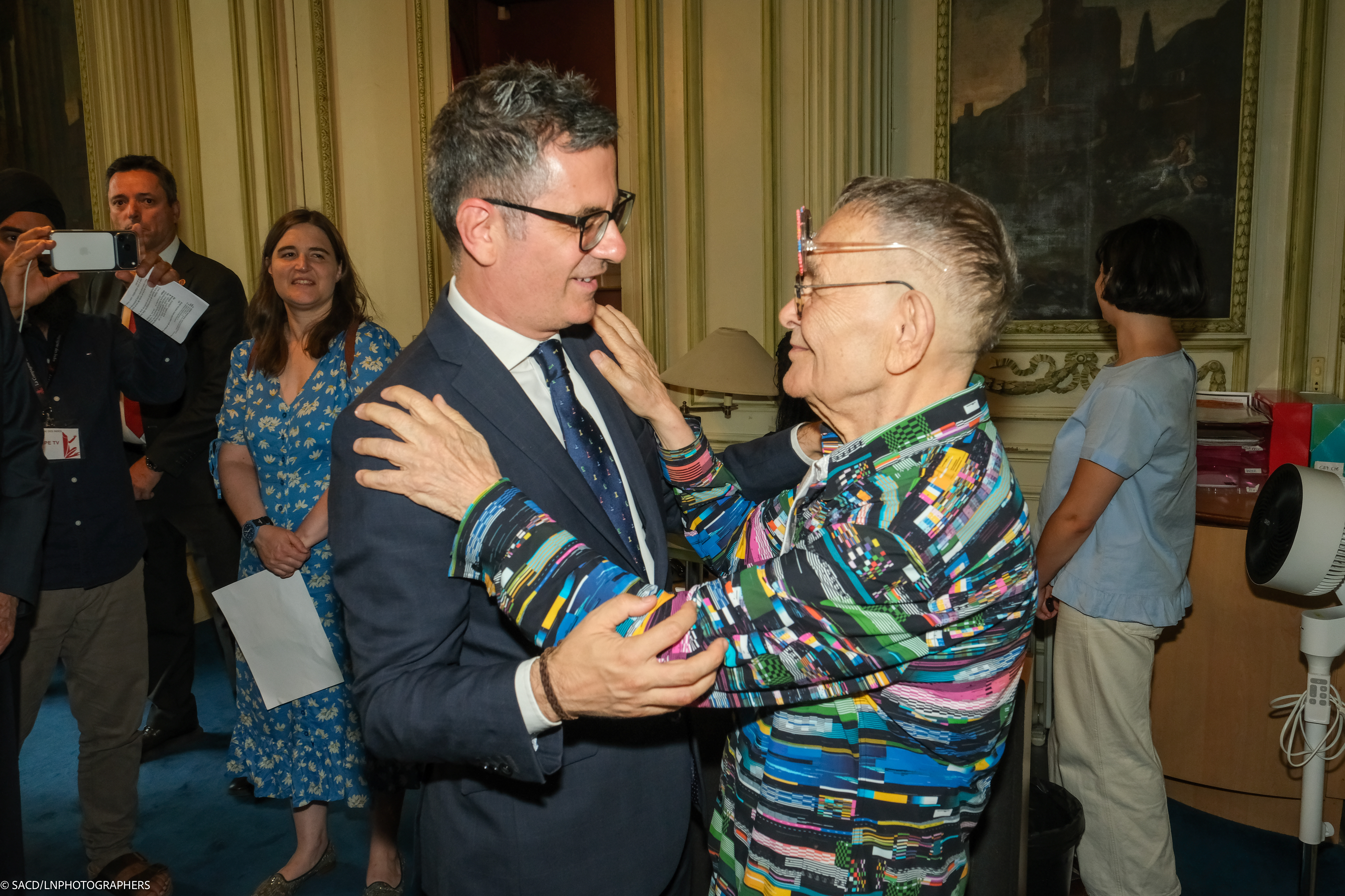 Felix Bolanos et lors de la remise des insigne de Commandeur dans l’Ordre National des Arts et Lettres à Fernando Arrabal à la SACD.