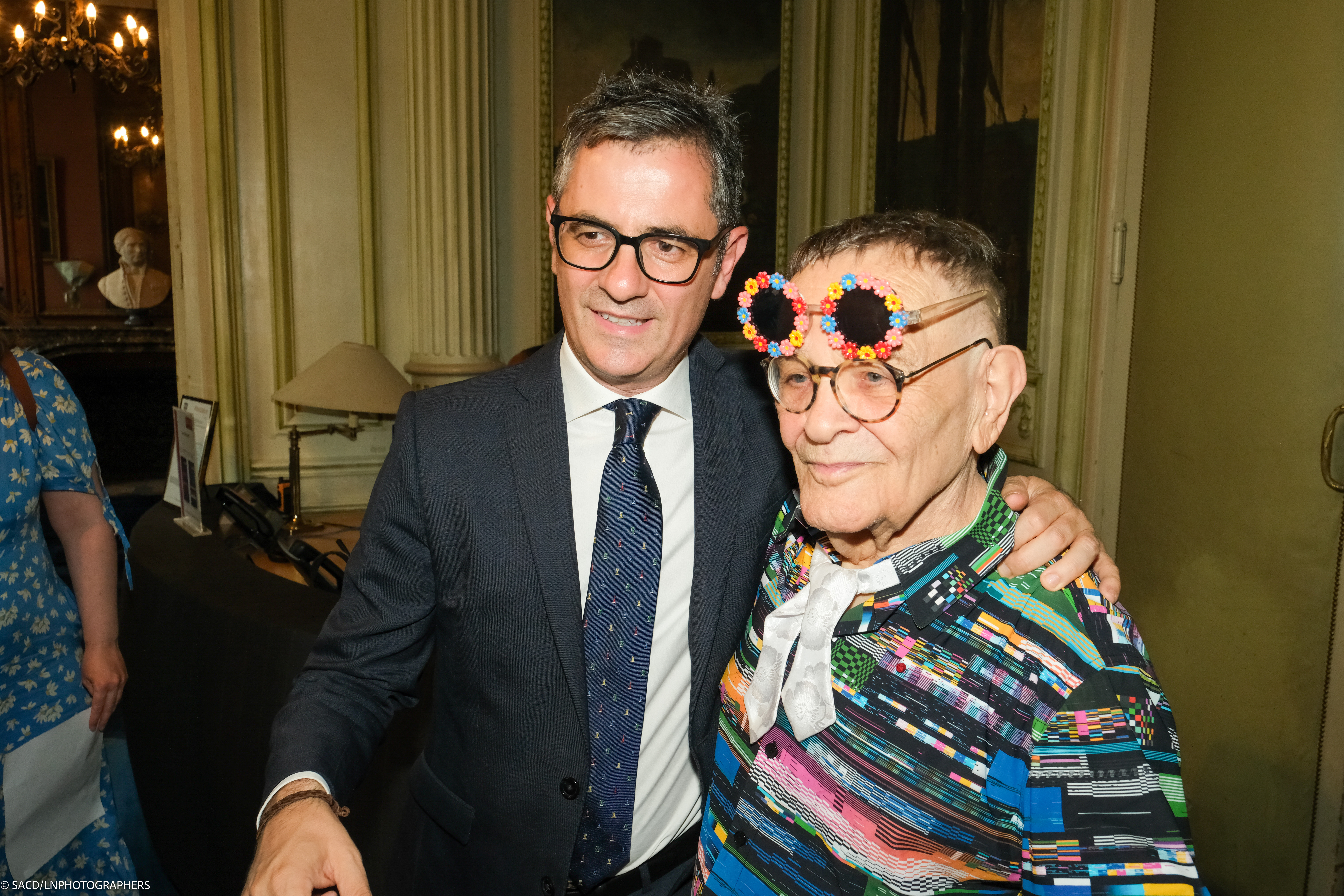 Felix Bolanos et Fernando Arrabal lors de la remise des insigne de Commandeur dans l’Ordre National des Arts et Lettres à Fernando Arrabal à la SACD.