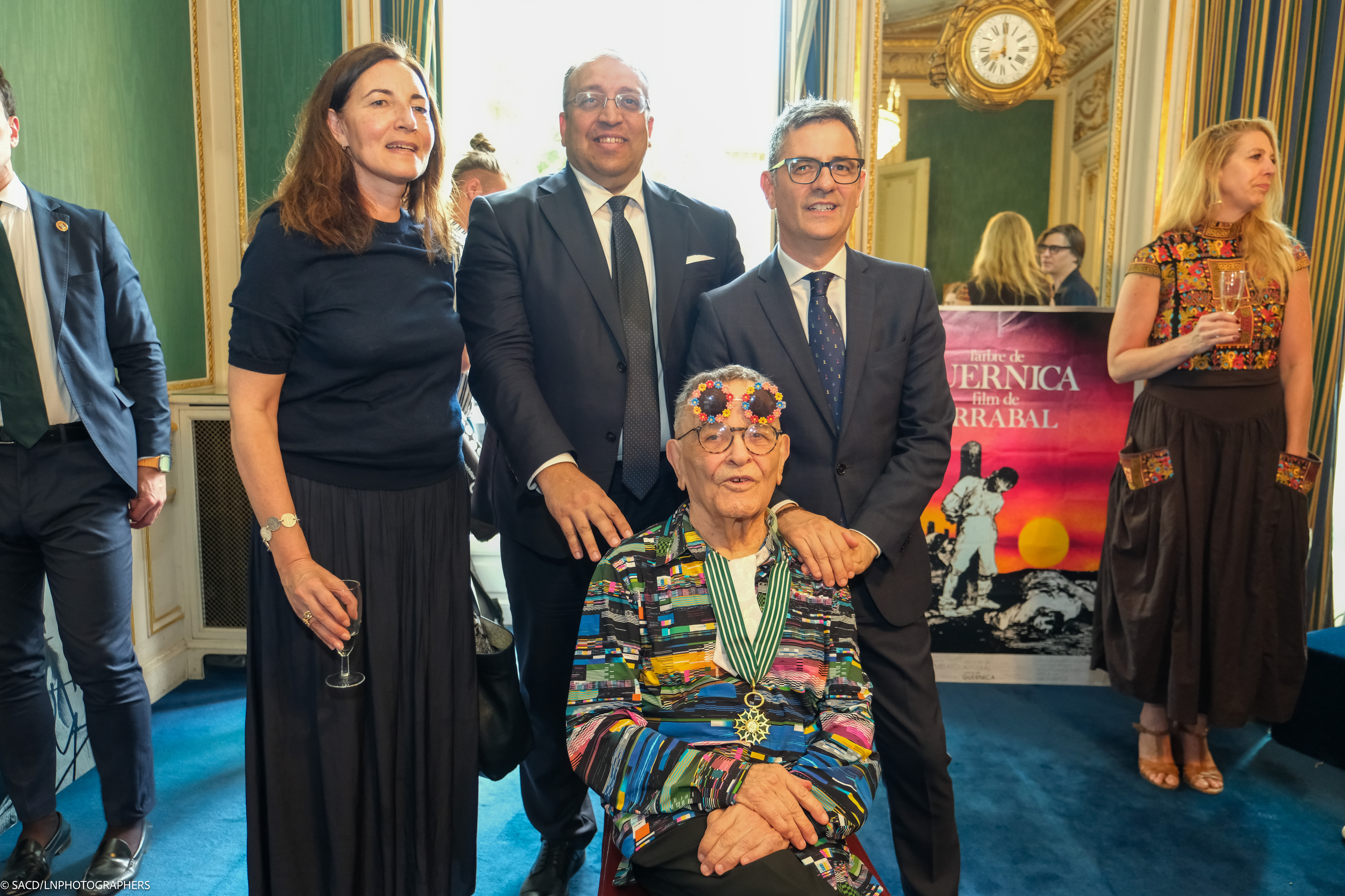 José Antonio Gallardo Cubero, Félix Bolanos et Fernando Arrabal lors de la remise des insigne de Commandeur dans l’Ordre National des Arts et Lettres à Fernando Arrabal à la SACD.
