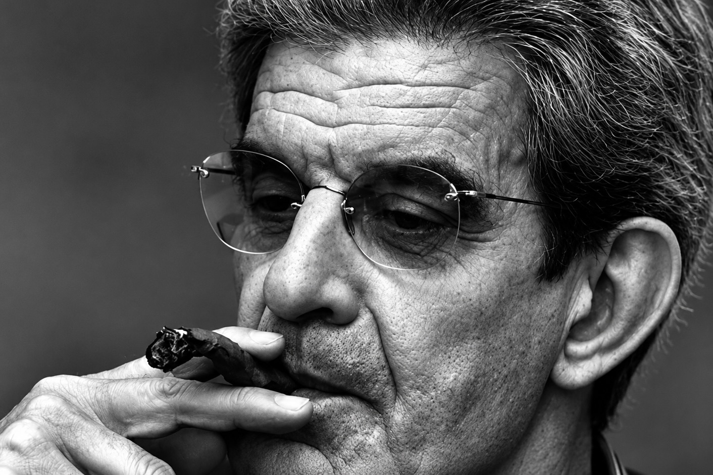 Portrait de Jacques Lacan en noir et blanc en train de fumer un cigare.