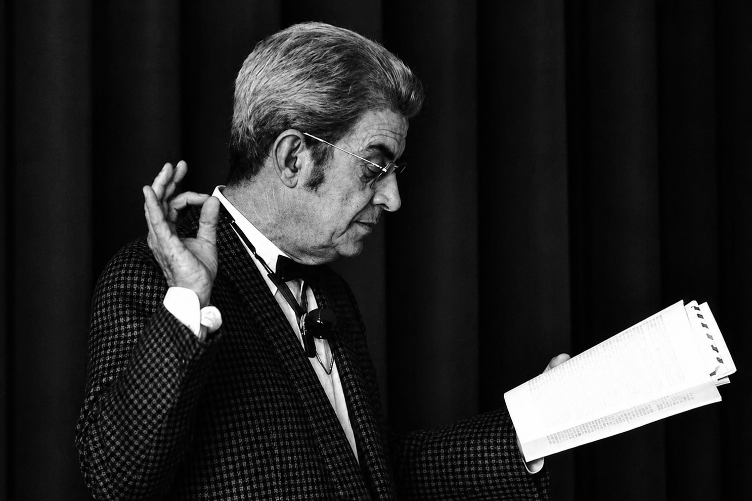 Portrait de Jacques Lacan en noir et blanc en train de lire.