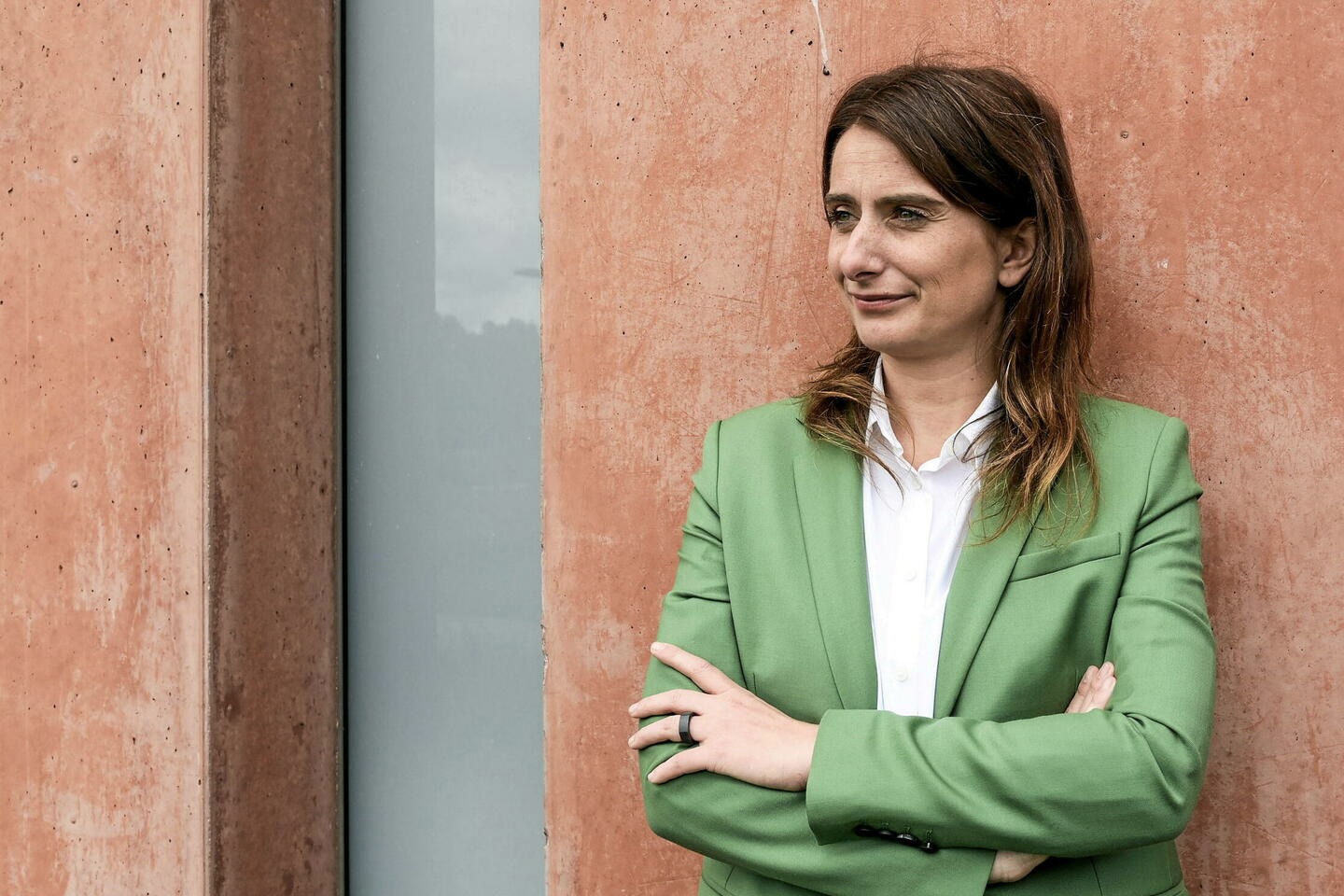 Portrait de Marine Tondelier avec une veste verte.