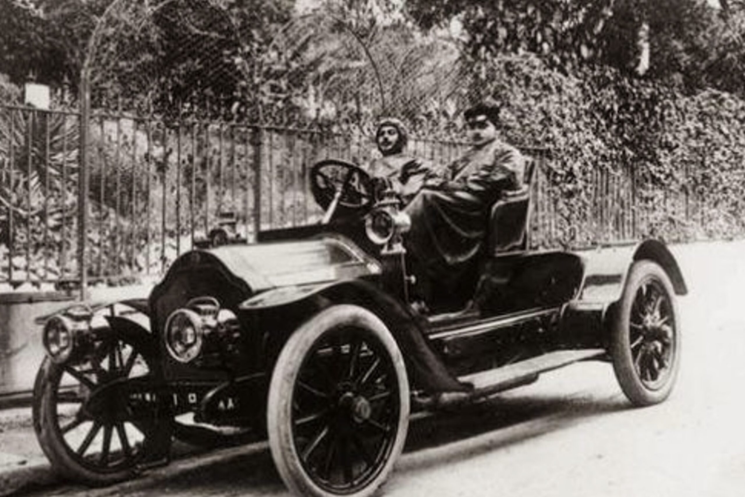 Alfred Agostinelli, à droite, sur le siège réservé au passager, à Monaco en 1908.