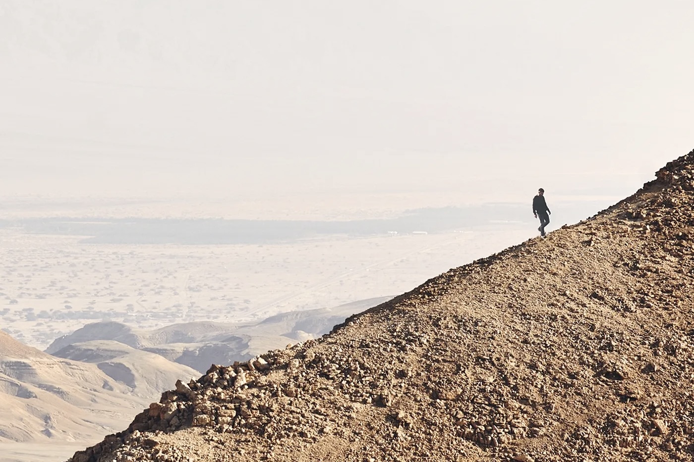 Détail de la couverture du livre de Bernard-Henri Lévy : «Solitude d’Israël», on voit un homme seul marcher dans le désert en Israël.