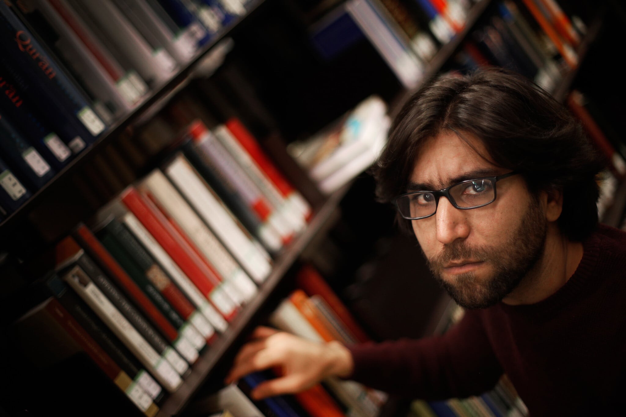 Auprès de sa bibliothèque, l'historien irakien Omar Mohammed.