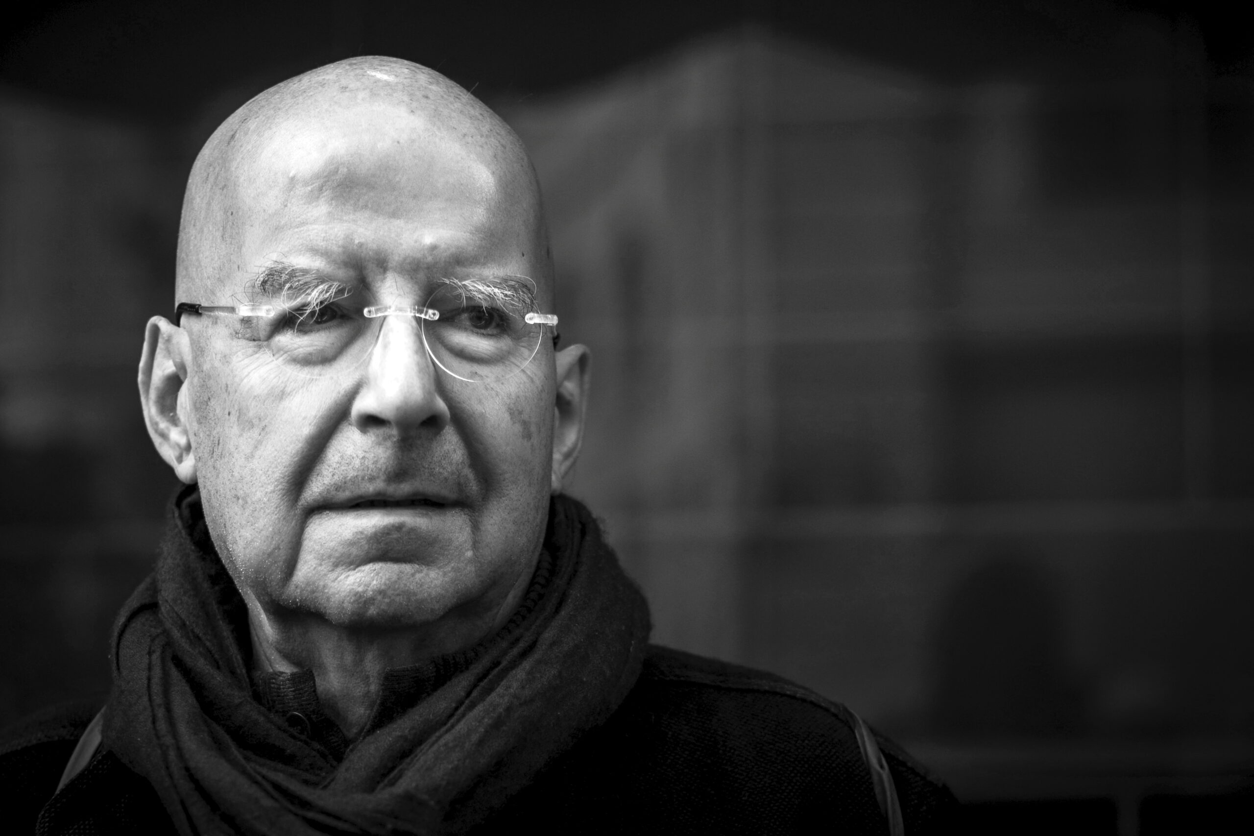 L'écrivain français Pierre Guyotat pose après avoir reçu le prix Médicis pour son livre « Idiotie », le 6 novembre 2018 à Paris.