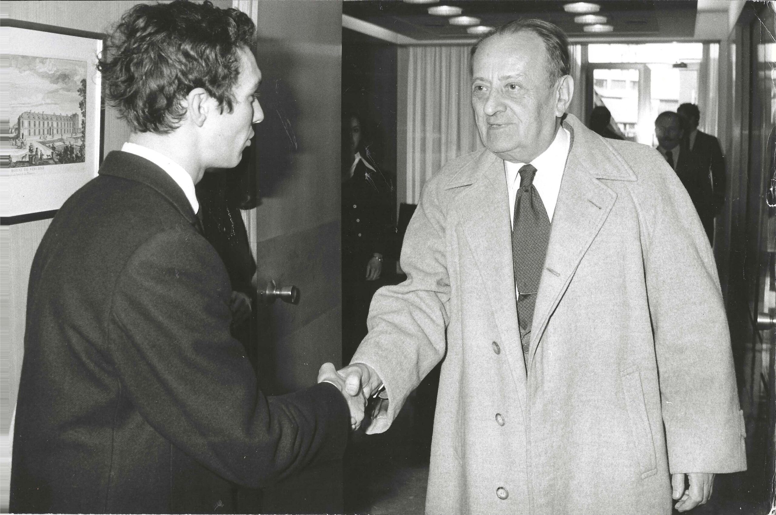Michael de Saint Cheron serre la main d'André Malraux.