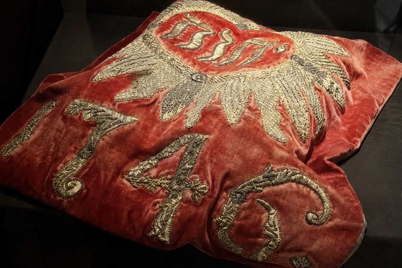 Tissu daté de 1746, qui recouvre traditionnellement les deux hallot, les pains tressés sur la table du shabbat ; cette pièce portait au centre le Nom divin, brodé en lettres hébraïques. Musée juif danois, Copenhague.