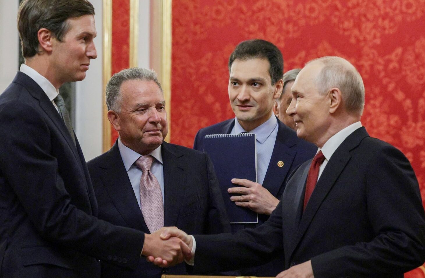 Vladimir Poutine serre la main de Jared Kushner sous le regard de Steve Witkoff à Moscou.
