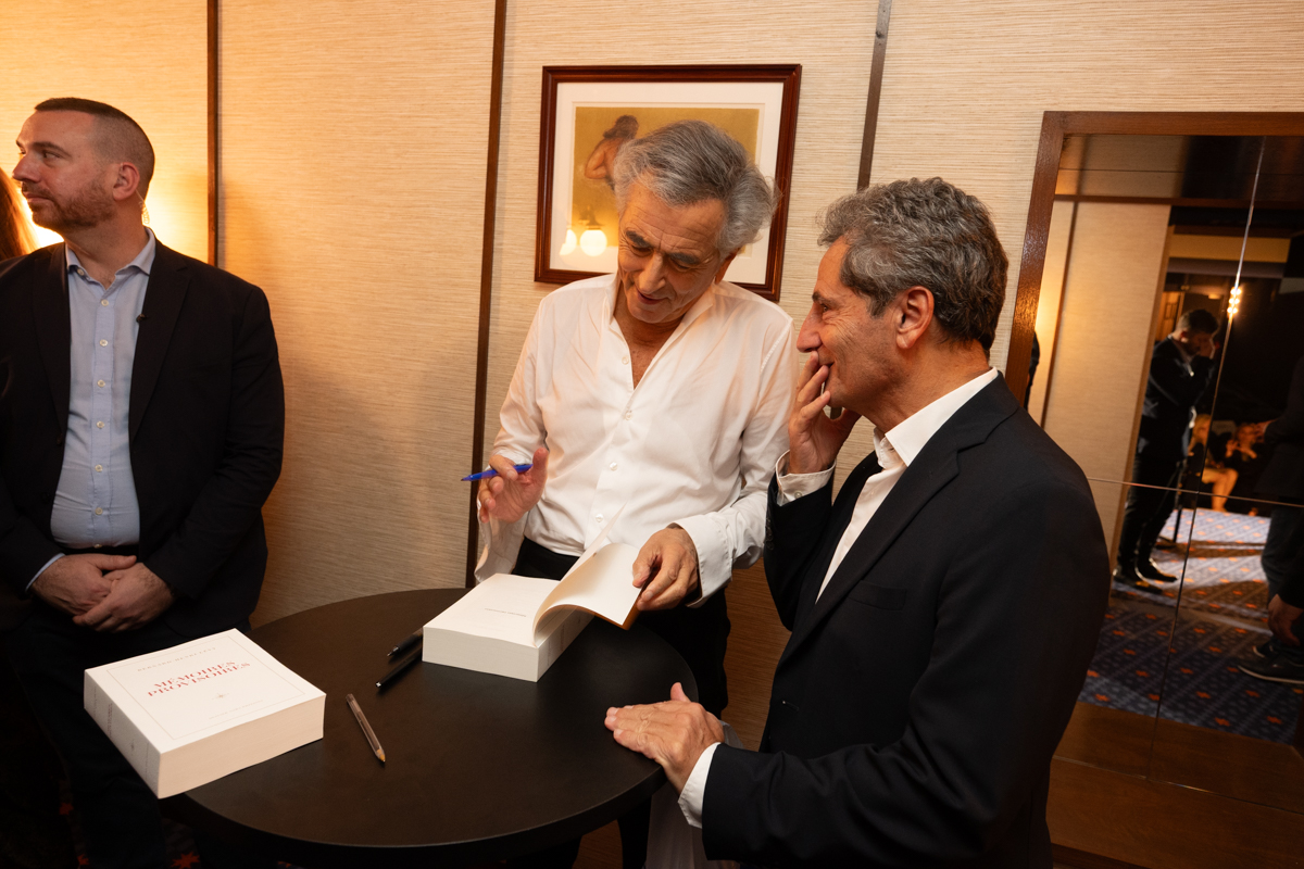 À l’issue du lancement de son livre « Mémoires provisoires » Bernard-Henri Lévy a rencontré ses lecteurs et dédicacé son ouvrage.