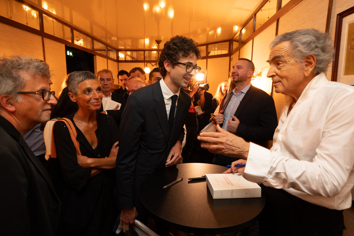 À l’issue du lancement de son livre « Mémoires provisoires » Bernard-Henri Lévy a rencontré ses lecteurs et dédicacé son ouvrage.