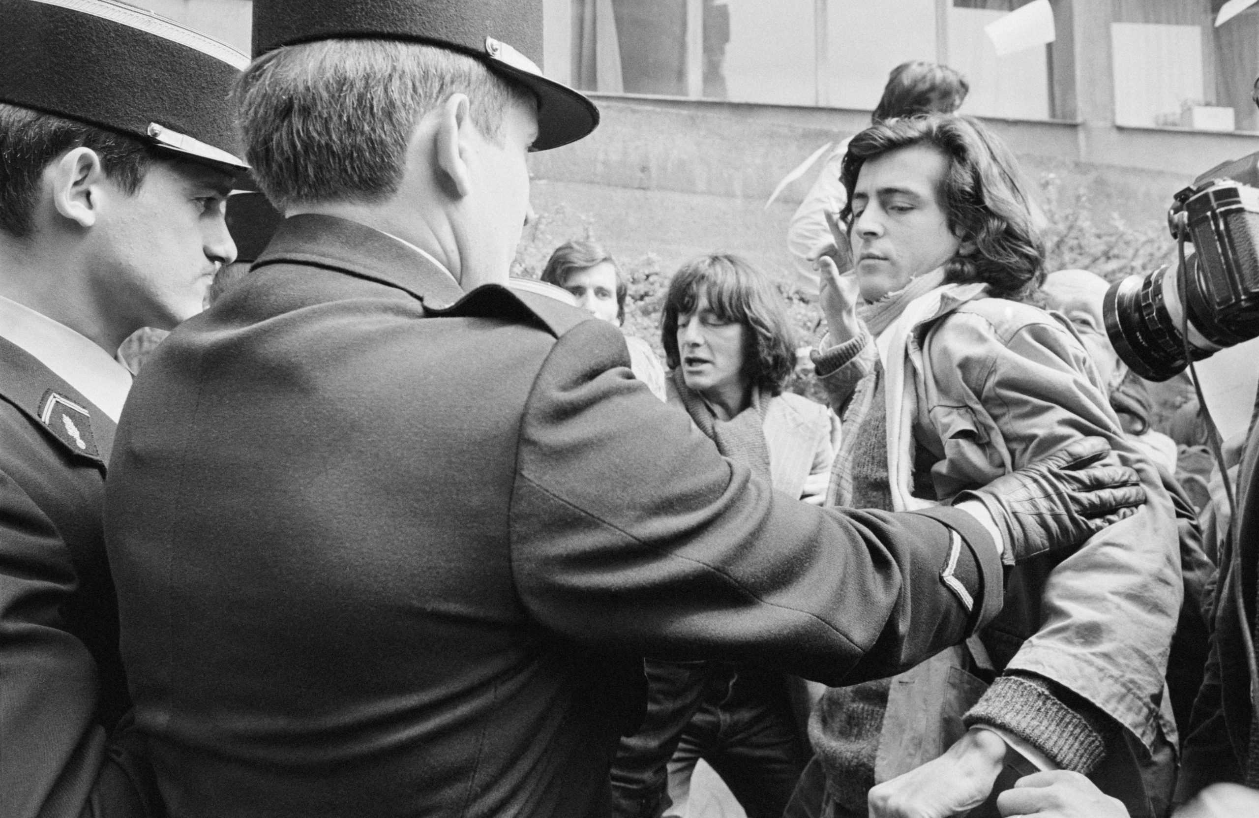 En 1977, Bernard-Henri Lévy manifeste en soutien au physicien et dissident soviétique Yuri Orlov, emprisonné au goulag. Le philosophe est pris a parti par une policier.