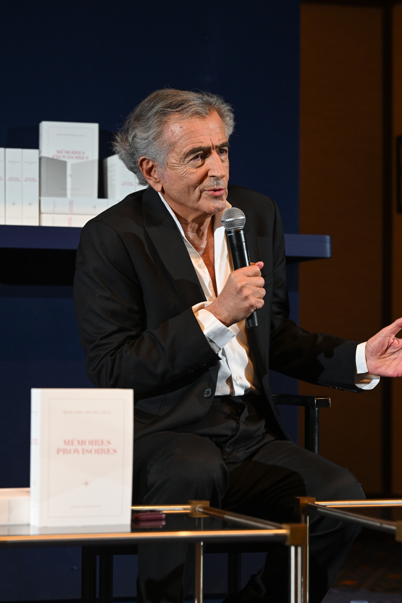 À l’occasion du lancement de son livre « Mémoires provisoires », Bernard-Henri Lévy a répondu aux questions de Caroline Fourest et Nathan Devers devant le public du cinéma Saint-Germain ; on le voit parler dans un micro.