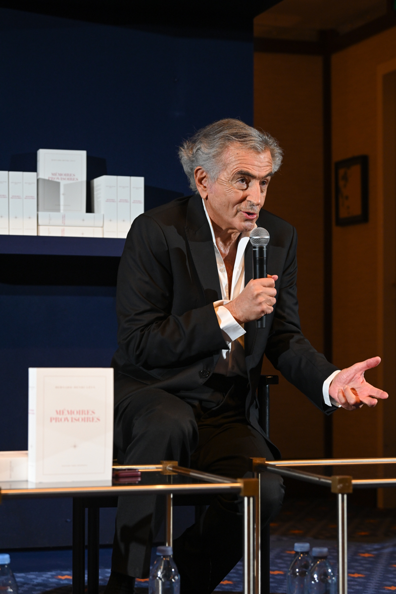 À l’occasion du lancement de son livre « Mémoires provisoires », Bernard-Henri Lévy a répondu aux questions de Caroline Fourest et Nathan Devers devant le public du cinéma Saint-Germain ; on le voit parler dans un micro.