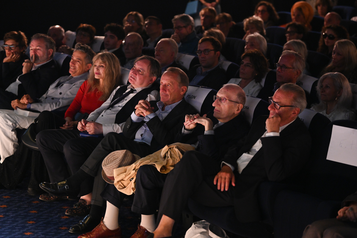 Inès de la Fressange, Denis Olivennes, Vincent Darré, Arielle Dombasle, Michel Fau, Jean-Luc Barré, Jean-Claude Milner, Olivier Nora, lors de la soirée de lancement de « Mémoires provisoires » de Bernard-Henri Lévy, le 23 septembre 2026 au cinéma Saint-Germain.