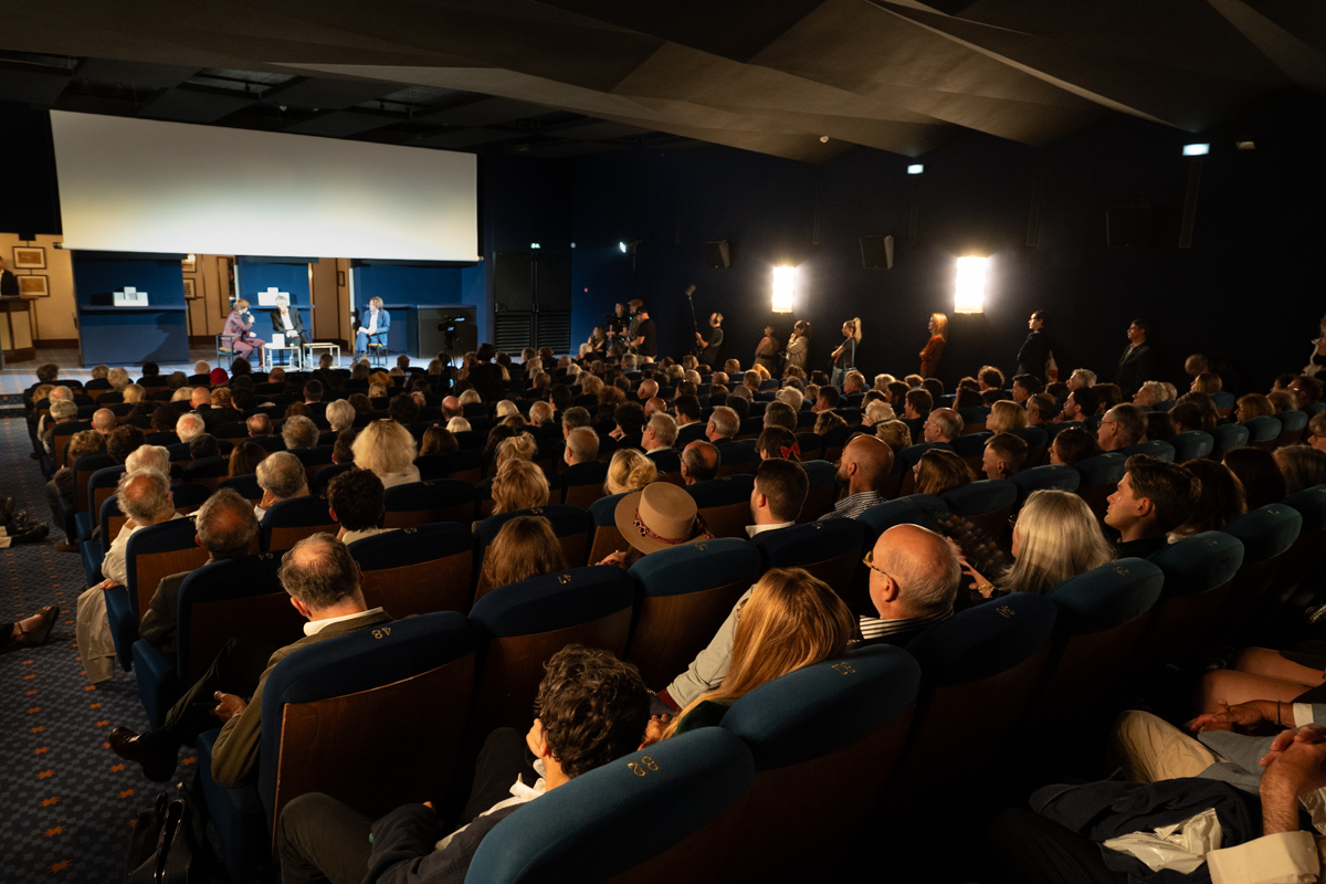 Salle comble pour la soirée de lancement de « Mémoires provisoires » de Bernard-Henri Lévy, le 23 septembre 2026 au cinéma Saint-Germain.