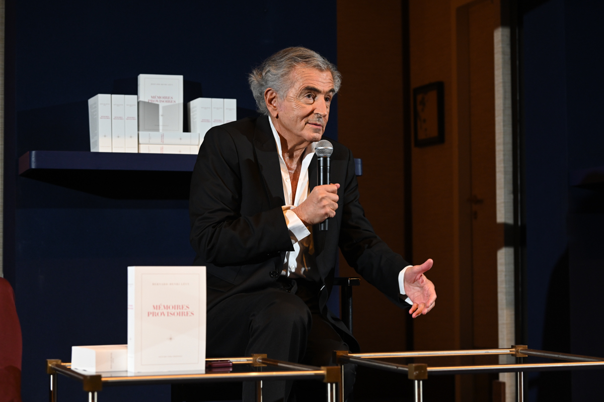 À l’occasion du lancement de son livre « Mémoires provisoires », Bernard-Henri Lévy a répondu aux questions de Caroline Fourest et Nathan Devers devant le public du cinéma Saint-Germain ; on le voit parler dans un micro.