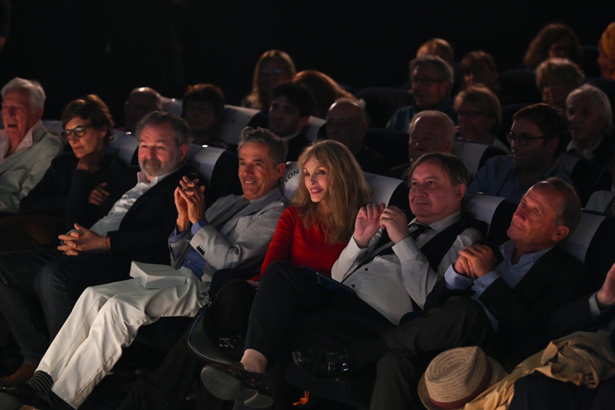 Gilles Hertzog, Inès de la Fressange, Denis Olivennes, Vincent Darré, Arielle Dombasle, Michel Fau, Jean-Luc Barré, lors de la soirée de lancement de « Mémoires provisoires » de Bernard-Henri Lévy, le 23 septembre 2026 au cinéma Saint-Germain.