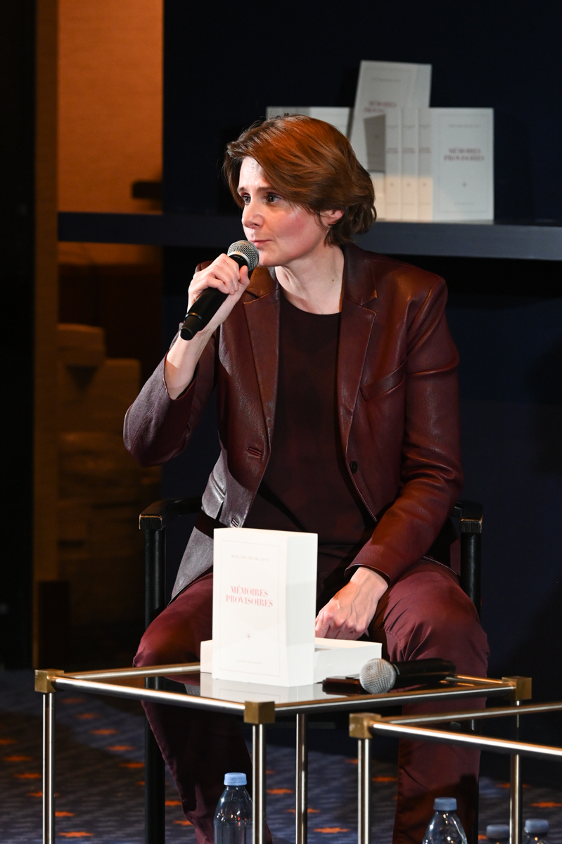 Caroline Fourest lors de la soirée de lancement de « Mémoires provisoires » de Bernard-Henri Lévy ; elle parle dans un micro.