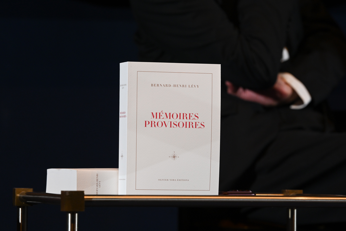Lancement de « Mémoires provisoires » de Bernard-Henri Lévy ; le livre est posé sur une table.