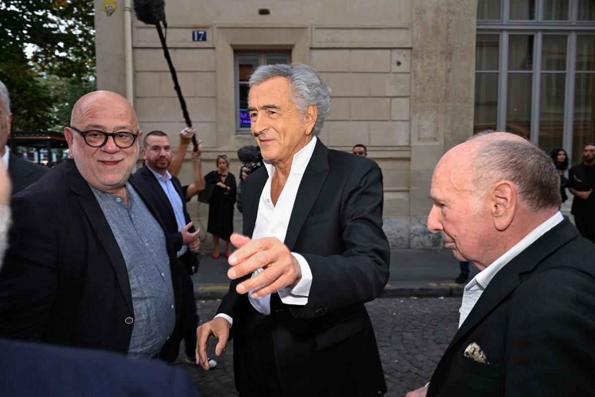 Lancement de « Mémoires provisoires » de Bernard-Henri Lévy, le 23 septembre 2026 au cinéma Saint-Germain ; BHL est devant le cinéma.