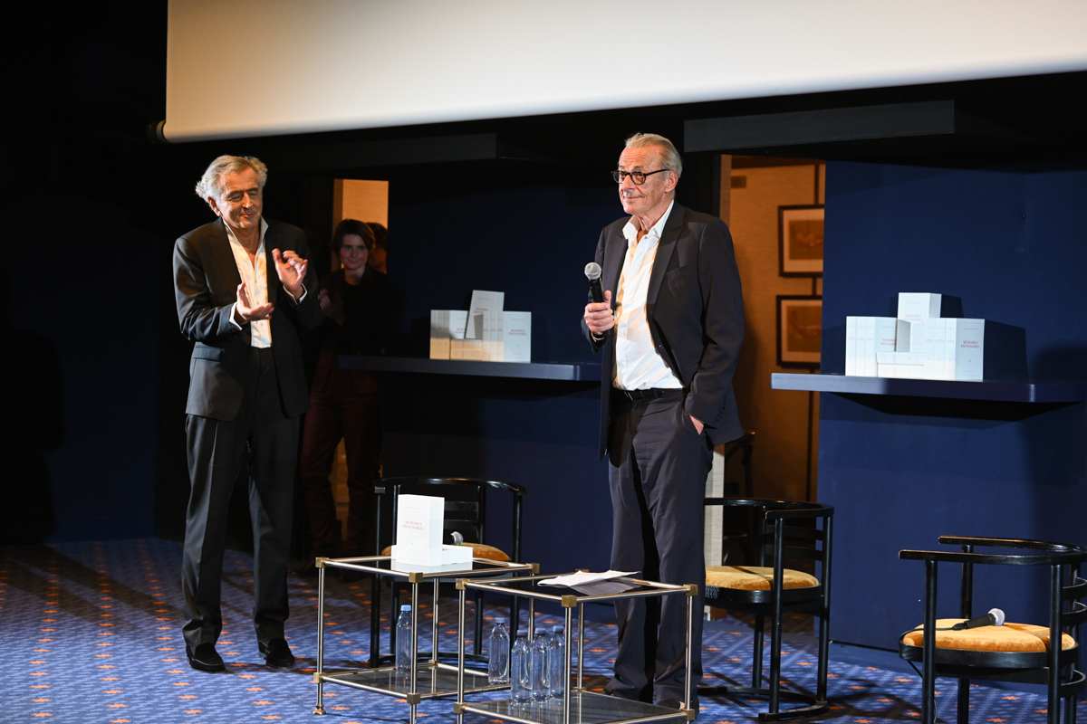 Olivier Nora ouvre la soirée de lancement de « Mémoires provisoires » de Bernard-Henri Lévy ; il parle dans un micro sur la scène du cinéma